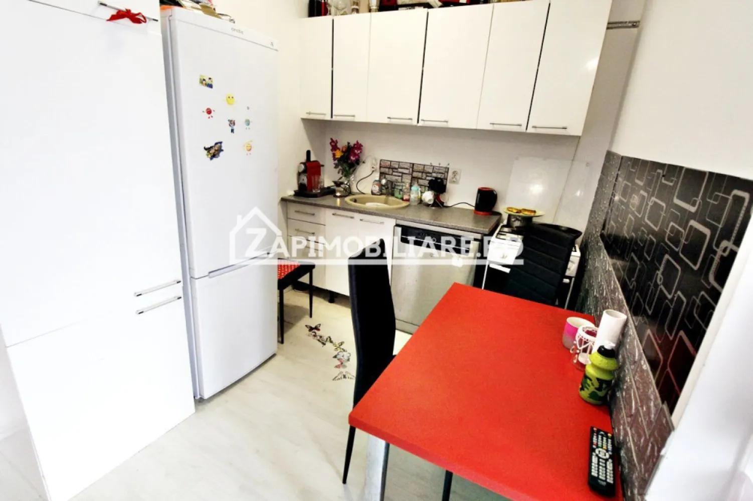 Casa tip Insiruita, 85 mp, teren 200 mp, 1 nivel, Santana de Mures - De vânzare casă la cheie pe 1 nivel , Tip Insiruita situată în Sântana de Mureș, suprafața de 85.mp amplasată pe un teren cu suprafața de 200 mp.
Contact: 0723223886 - Cosmin Ruta

Compartimentare:
- 2 dormitoare, 1 living, 1 bucătărie, 1 baie. 1 terasă

Detalii:
- centrală termică, calorifere, geamuri termopan,
- anul construcției 2017
Utilitați:
- curent, apă, gaz, canalizare.
Casa se vinde la cheie la prețul de 116.990Euro. Comision ZERO!
----------------------------------------------------------------------------------------------------------------------------
Daca vă place această ofertă sau pentru alte informații sunați la numărul de contact din anunț!
Compania Zap Imobiliare vă pune la dispoziție toate actele și documentele necesare alături de asistență și consiliere permanentă până la finalizarea achiziției imobiliare.
Ne dorim să îți oferim cea mai plăcută experiență, îndeplinim vise cu pereți!