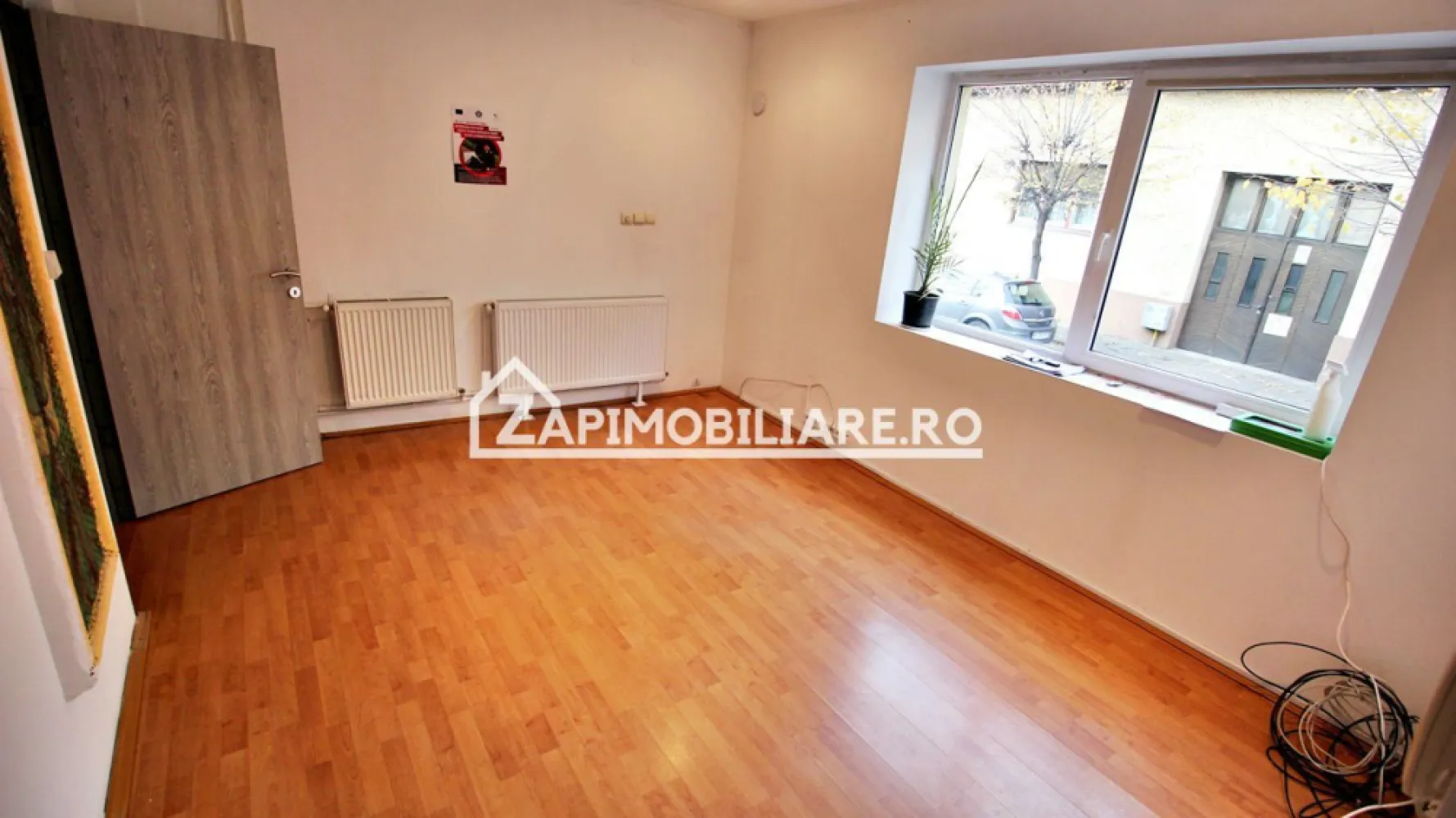 Casă / Spatiu birouri 10 camere , 222 mp utili,zona Central - Contact 0774048706 Bogdan
De vânzare sau de inchiriat casă / spatiu birouri, 10 camere situată în zona Centrală suprafața utilă de 222 mp amplasată pe un teren cu suprafața de 200 mp.
Compartimentare:
 - la demisol 1 bucătărie, 1 pivnită, 1magazie
- la parter: 3 camere 1 baie, 1 garaj, 1 curte comună
- la etajul 1 3 camere, 1 baie, 1 balcon.
- la etajul 2 3 camere , 1 baie
Detalii:
- centrală termică, calorifere, geamuri termopan, ușă metalică.
- fundația casei are o adâncime de 1 m, pereții sunt din cărămidă, acoperișul de țiglă, izolată cu polistiren de 10 cm.
- pivniță.
Utilitați:
- curent, apă, gaz, canalizare
Casa / Spatiul se vinde la cheie la prețul de 399.000 Euro negociabil. Comision ZERO!
Pretul pentru inchiriere 1.200 euro
Contact 0774048706 Bogdan
Daca vă place această ofertă sau pentru alte informații sunați la numărul de contact din anunț! 
Compania Zap Imobiliare vă pune la dispoziție toate actele și documentele necesare alături de asistență și consiliere permanentă până la finalizarea achiziției imobiliare. 
Ne dorim să îți oferim cea mai plăcută experiență, îndeplinim vise cu pereți!