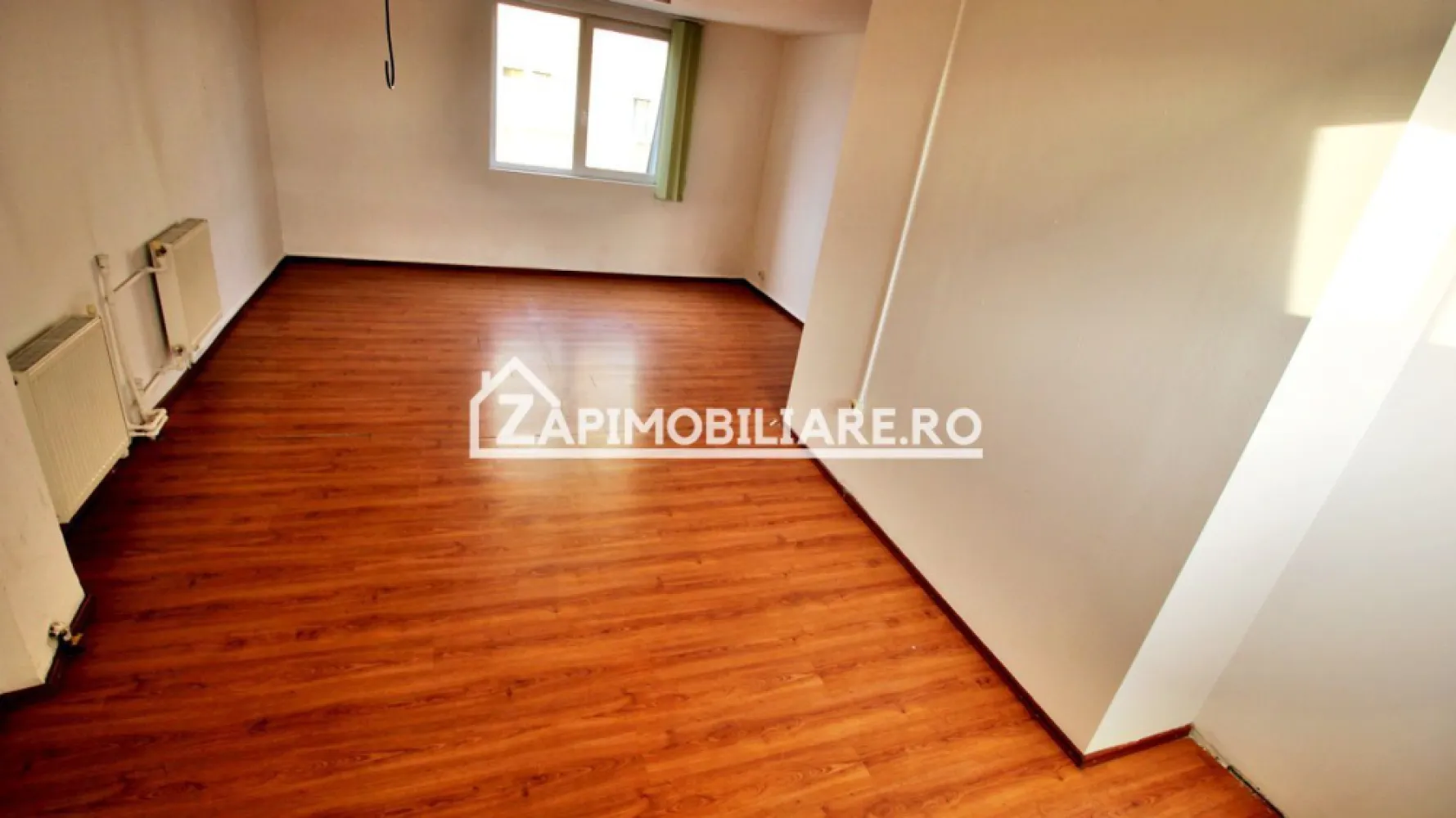 Casă / Spatiu birouri 10 camere , 222 mp utili,zona Central - Contact 0774048706 Bogdan
De vânzare sau de inchiriat casă / spatiu birouri, 10 camere situată în zona Centrală suprafața utilă de 222 mp amplasată pe un teren cu suprafața de 200 mp.
Compartimentare:
 - la demisol 1 bucătărie, 1 pivnită, 1magazie
- la parter: 3 camere 1 baie, 1 garaj, 1 curte comună
- la etajul 1 3 camere, 1 baie, 1 balcon.
- la etajul 2 3 camere , 1 baie
Detalii:
- centrală termică, calorifere, geamuri termopan, ușă metalică.
- fundația casei are o adâncime de 1 m, pereții sunt din cărămidă, acoperișul de țiglă, izolată cu polistiren de 10 cm.
- pivniță.
Utilitați:
- curent, apă, gaz, canalizare
Casa / Spatiul se vinde la cheie la prețul de 399.000 Euro negociabil. Comision ZERO!
Pretul pentru inchiriere 1.200 euro
Contact 0774048706 Bogdan
Daca vă place această ofertă sau pentru alte informații sunați la numărul de contact din anunț! 
Compania Zap Imobiliare vă pune la dispoziție toate actele și documentele necesare alături de asistență și consiliere permanentă până la finalizarea achiziției imobiliare. 
Ne dorim să îți oferim cea mai plăcută experiență, îndeplinim vise cu pereți!
