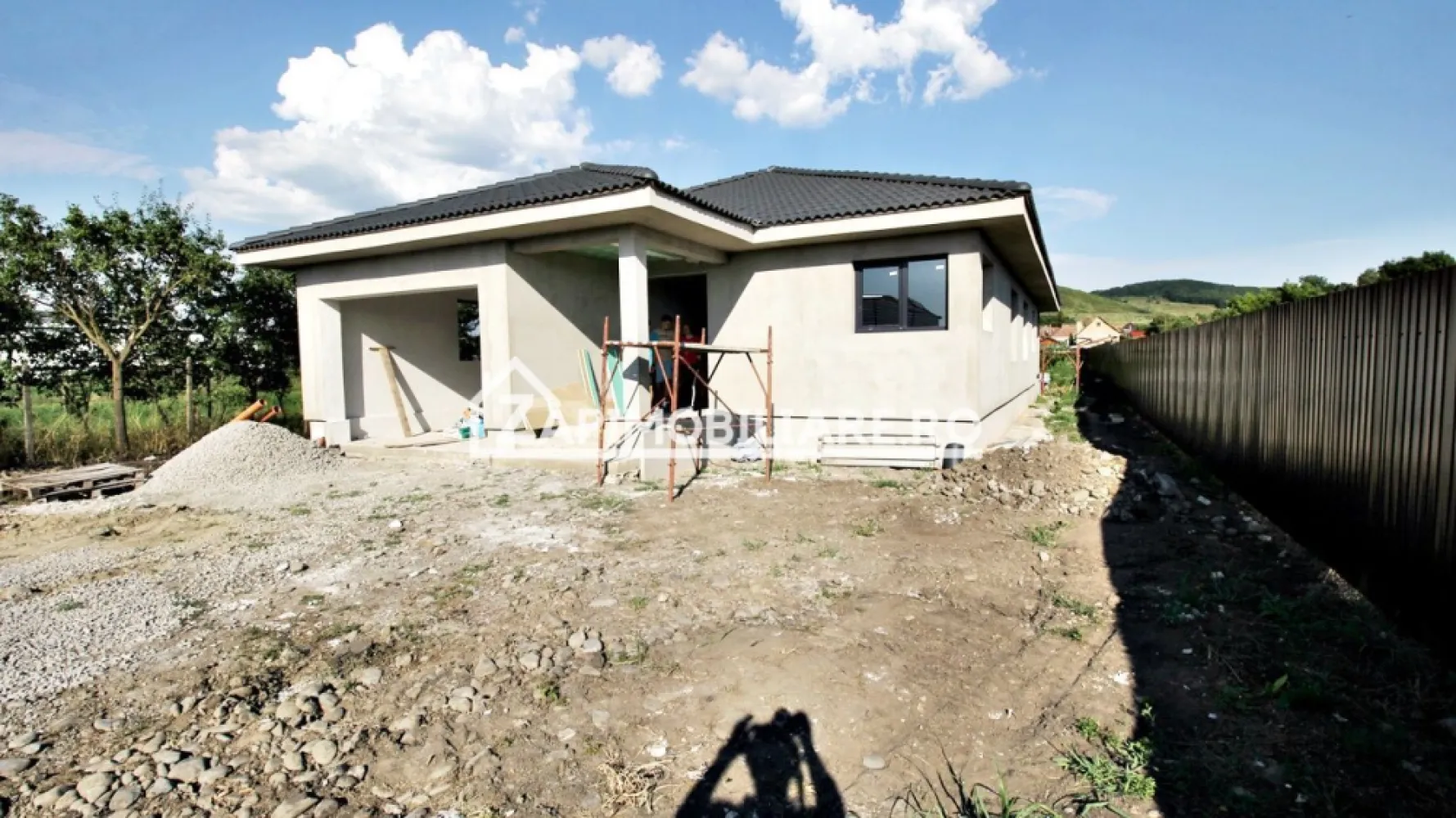 Casa 5 camere pe 1 nivel cu garaj si gard 176mp,1400mp teren - Contact 0774048706 Bogdan
De vânzare casă semifinisată pe 1 nivel singur în curte, 5 camere situată în Ernei suprafața utilă de 176.mp + 1 anexă cu suprafata de 12 mp cu terasă de 15 mp. amplasată pe un teren cu suprafața de 1.400 mp, 
Compartimentare:
 - 1 living, 1 bucătărie, 2 băi, 4 dormitoare, 1 garaj, 2 terase, 1 cameră tehnică,1 anexă cu terasă
Detalii:
- fundația casei are o adâncime de 1 m, pereții sunt din BCA de 25 cm, acoperișul de țiglă
- pod mansardabil, 
- anul construcției 2023
- gard cu poartă mare si poartă mică incluse in pret
Utilitați:
- curent, apă de fantana, canalizare/ fosă septică.

Casa se vinde semifinisată la prețul de 199.900 Euro negociabil. Comision ZERO!
Contact 0774048706 Bogdan
Daca vă place această ofertă sau pentru alte informații sunați la numărul de contact din anunț! 
Compania Zap Imobiliare vă pune la dispoziție toate actele și documentele necesare alături de asistență și consiliere permanentă până la finalizarea achiziției imobiliare. 
Ne dorim să îți oferim cea mai plăcută experiență, îndeplinim vise cu pereți!
