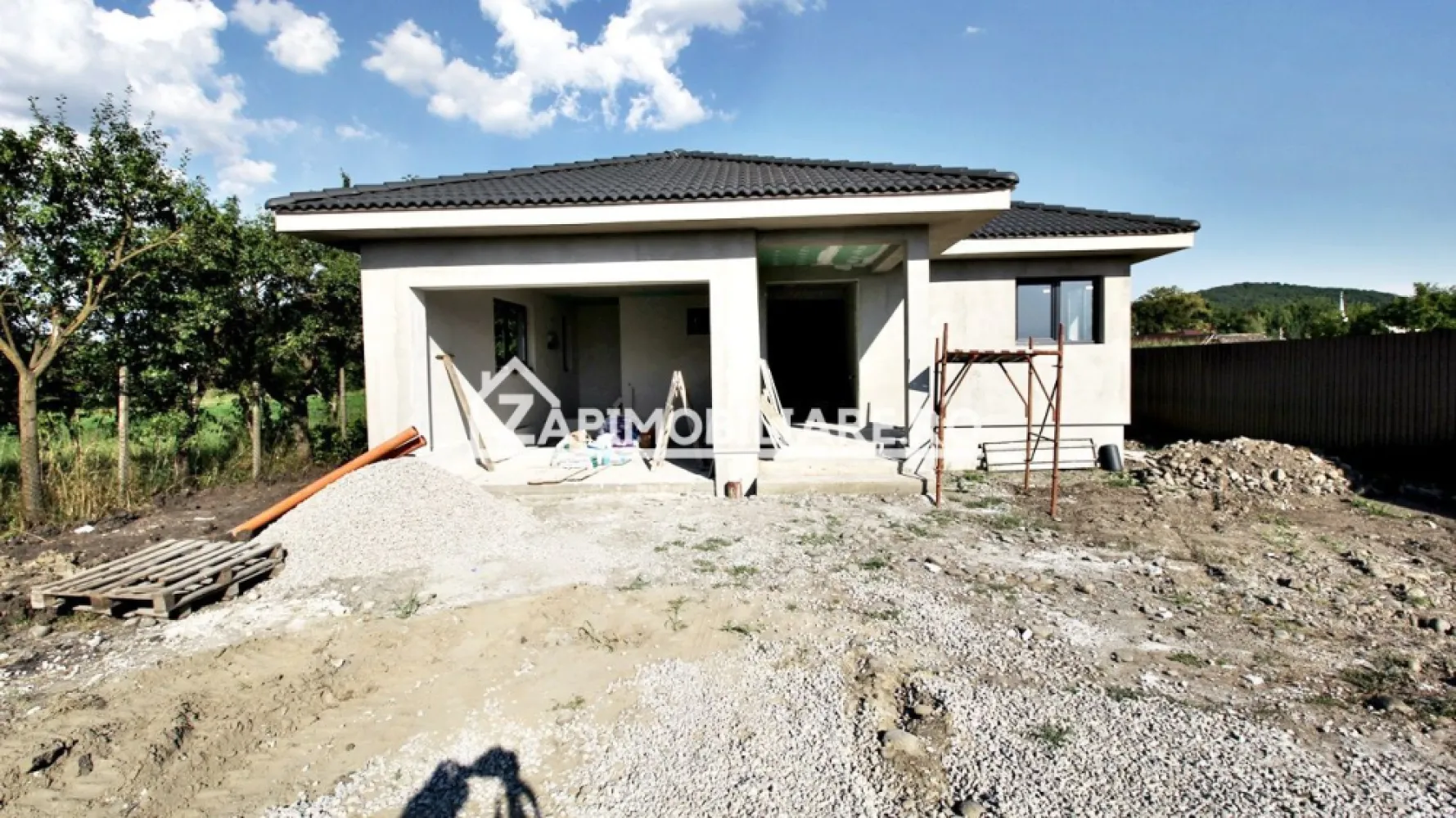 Casa 5 camere pe 1 nivel cu garaj si gard 176mp,1400mp teren - Contact 0774048706 Bogdan
De vânzare casă semifinisată pe 1 nivel singur în curte, 5 camere situată în Ernei suprafața utilă de 176.mp + 1 anexă cu suprafata de 12 mp cu terasă de 15 mp. amplasată pe un teren cu suprafața de 1.400 mp, 
Compartimentare:
 - 1 living, 1 bucătărie, 2 băi, 4 dormitoare, 1 garaj, 2 terase, 1 cameră tehnică,1 anexă cu terasă
Detalii:
- fundația casei are o adâncime de 1 m, pereții sunt din BCA de 25 cm, acoperișul de țiglă
- pod mansardabil, 
- anul construcției 2023
- gard cu poartă mare si poartă mică incluse in pret
Utilitați:
- curent, apă de fantana, canalizare/ fosă septică.

Casa se vinde semifinisată la prețul de 199.900 Euro negociabil. Comision ZERO!
Contact 0774048706 Bogdan
Daca vă place această ofertă sau pentru alte informații sunați la numărul de contact din anunț! 
Compania Zap Imobiliare vă pune la dispoziție toate actele și documentele necesare alături de asistență și consiliere permanentă până la finalizarea achiziției imobiliare. 
Ne dorim să îți oferim cea mai plăcută experiență, îndeplinim vise cu pereți!