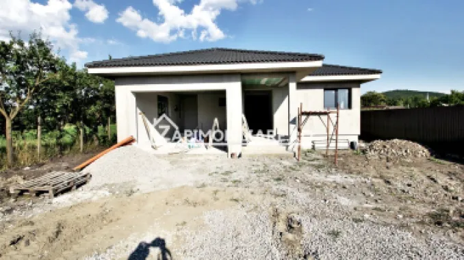 Casa 5 camere pe 1 nivel cu garaj si gard 176mp,1400mp teren