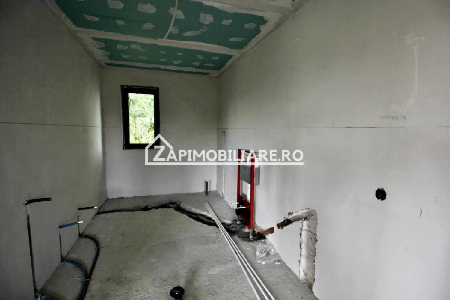 Casa 5 camere pe 1 nivel cu garaj si gard 176mp,1400mp teren - Contact 0774048706 Bogdan
De vânzare casă semifinisată pe 1 nivel singur în curte, 5 camere situată în Ernei suprafața utilă de 176.mp + 1 anexă cu suprafata de 12 mp cu terasă de 15 mp. amplasată pe un teren cu suprafața de 1.400 mp, 
Compartimentare:
 - 1 living, 1 bucătărie, 2 băi, 4 dormitoare, 1 garaj, 2 terase, 1 cameră tehnică,1 anexă cu terasă
Detalii:
- fundația casei are o adâncime de 1 m, pereții sunt din BCA de 25 cm, acoperișul de țiglă
- pod mansardabil, 
- anul construcției 2023
- gard cu poartă mare si poartă mică incluse in pret
Utilitați:
- curent, apă de fantana, canalizare/ fosă septică.

Casa se vinde semifinisată la prețul de 199.900 Euro negociabil. Comision ZERO!
Contact 0774048706 Bogdan
Daca vă place această ofertă sau pentru alte informații sunați la numărul de contact din anunț! 
Compania Zap Imobiliare vă pune la dispoziție toate actele și documentele necesare alături de asistență și consiliere permanentă până la finalizarea achiziției imobiliare. 
Ne dorim să îți oferim cea mai plăcută experiență, îndeplinim vise cu pereți!