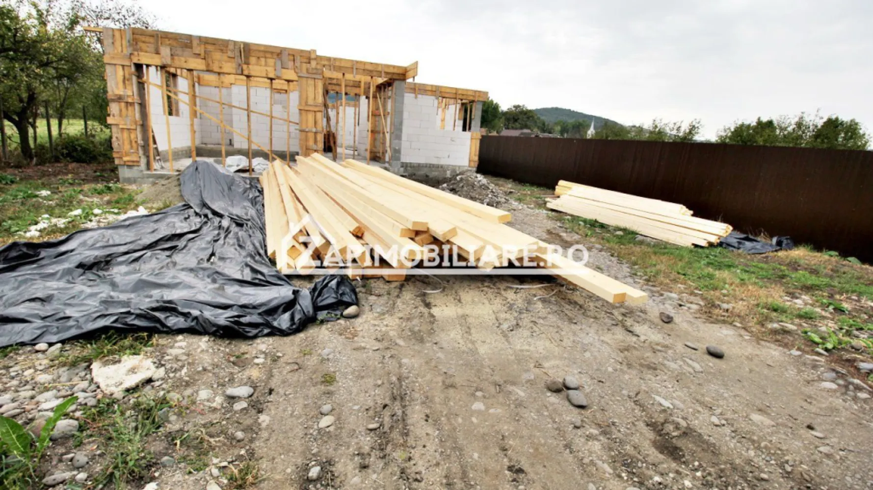 Casa 5 camere pe 1 nivel cu garaj si gard 176mp,1400mp teren