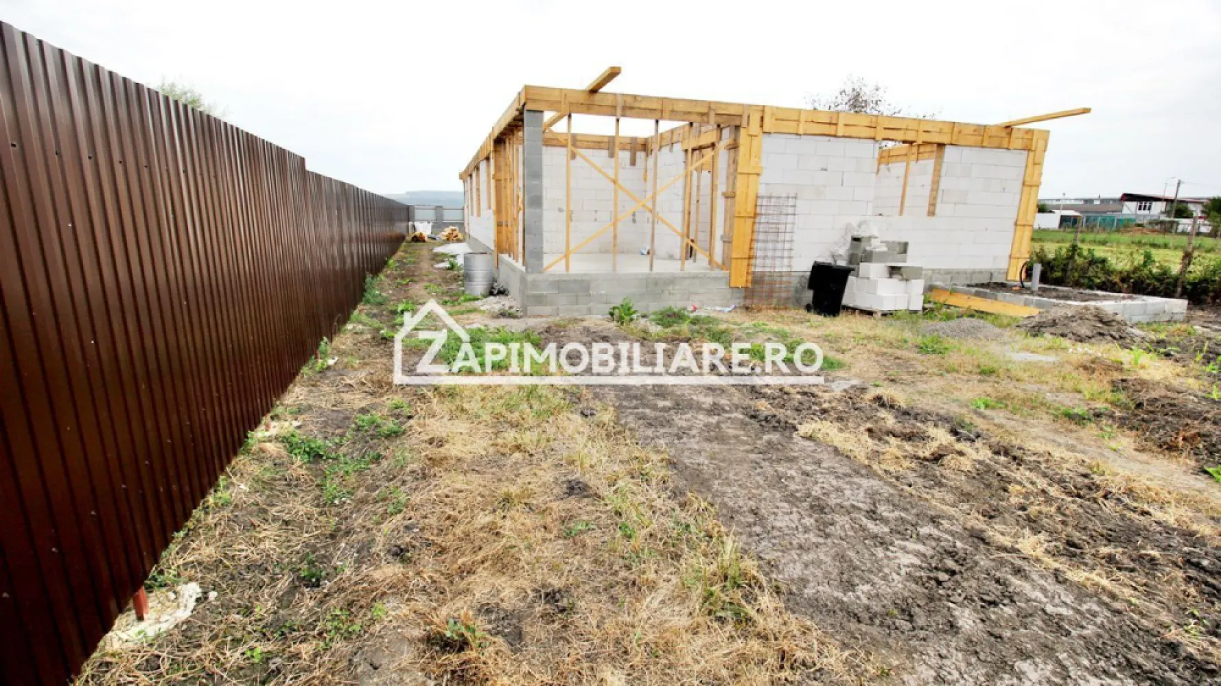 Casa 5 camere pe 1 nivel cu garaj si gard 176mp,1400mp teren