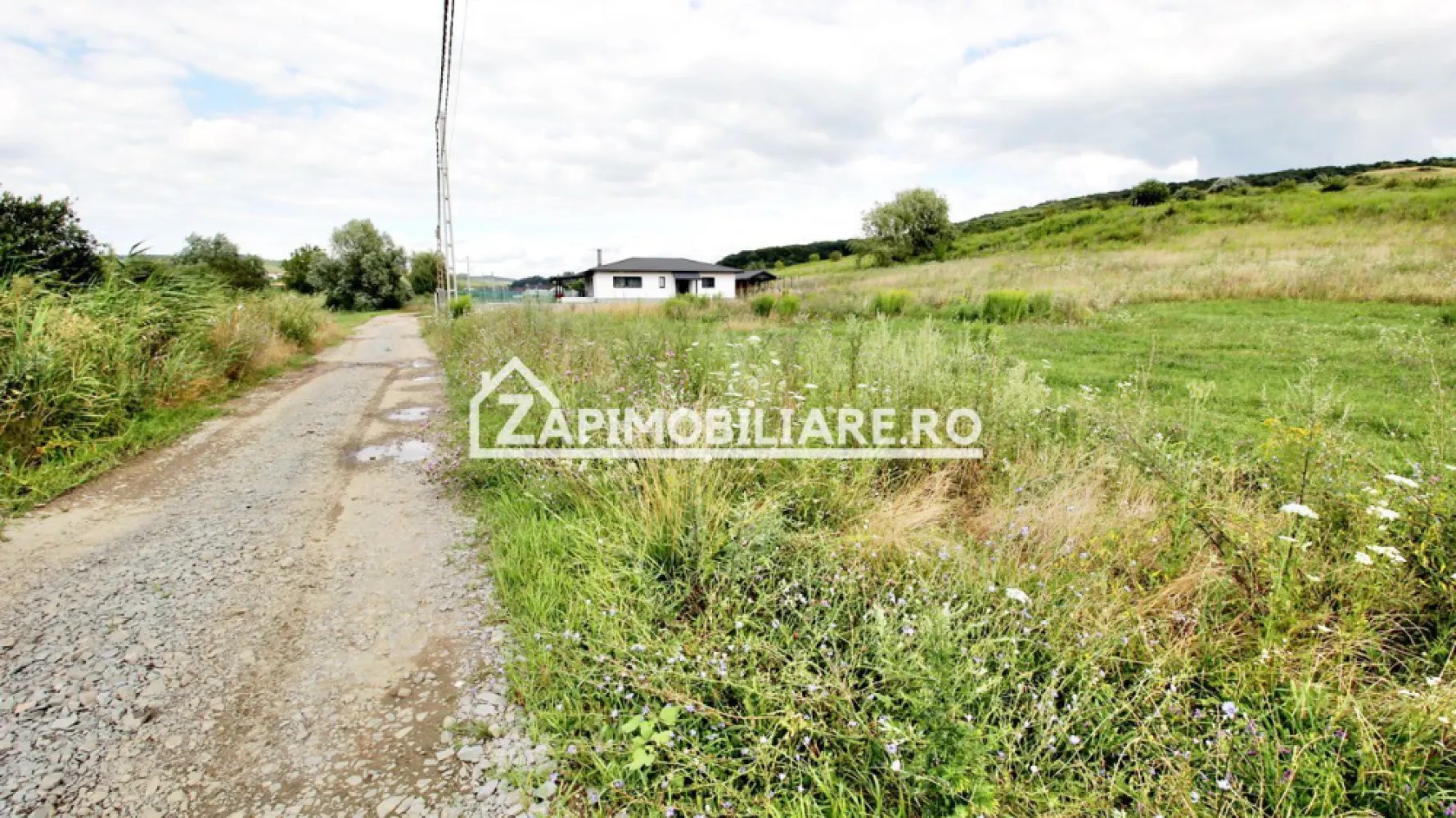 Teren 6.800mp teren cu deschidere de 100 m la drum asfaltat - Vă oferim spre vânzare un teren cu suprafața de 6.800 mp. situat în Livezeni cu deschidere de 100 m la strada Paraului
Contact 0774048706 Bogdan
Descriere:
- toate utilitățile langă teren 
- disponibile 1 parcelă de 11.800 mp teren la pretul de 50 euro mp
Cei interesați pot achiziționa terenul de 6.8000 mp la prețul de 340.000 EURO comision ZERO.
Dacă vă place această ofertă - sau pentru alte informații sunați la numărul de contact din anunț! 0774048706 Bogdan
Compania Zap Imobiliare vă pune la dispoziție toate informațiile, actele și documentele necesare alături de asistență și consiliere permanentă până la finalizarea achiziției imobiliare. Ne dorim să îți oferim cea mai plăcută experiență.