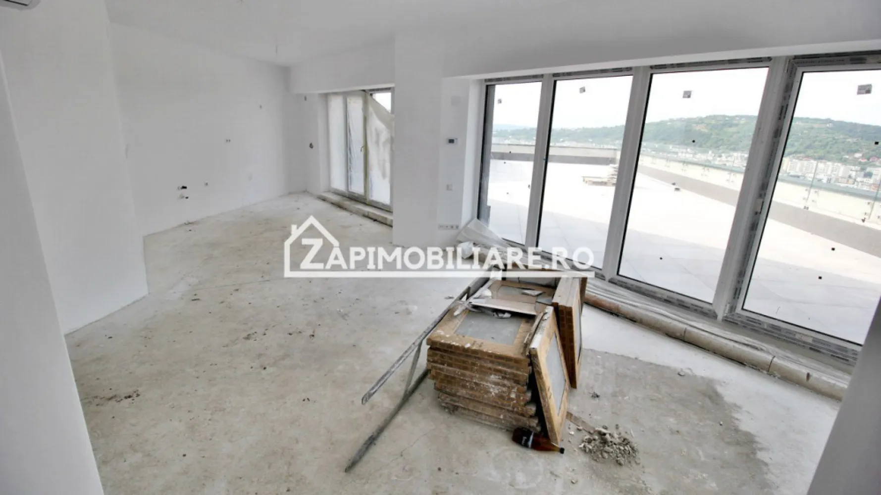 Penthous 3 cam,2 băi, bloc nou 221mp.terasa 116mp.zona Tudor - Contact 0774048706 Bogdan
De vânzare Penthous in bloc nou 3 camere ,2 băi, 1 dressing, 1 terasă cu suprafata de 116 mp.decomandat confort 1, situat în cartierul Tudor, strada Calea Sighisorei,Concept 9,suprafață utilă de 86 mp, suprafata construită 221 mp.situat la etajul 8 din 10 cu 2 lifturi oferit de Zap Imobiliare 
Detalii: 
- 1 living, 2 dormitoare, 1 bucătărie, 2 băi, 1 dressing,1 hol, 1terasă de 116 mp
- centrală termică, incalzire in pardoseală cu termostat in fiecare încăpere, geamuri tripan, ușă metalică.
- aer conditionat
Proprietatea se află într-o zonă cu un confort deosebit, datorită amplasării în imediata apropiere a tot ceea ce înseamnă viață modernă, și anume: mijloace de transport în comun, magazine, unități de învățământ de toate gradele, piață, parc, bănci, farmacii, s.a.
Locuința se vinde semifinisată la prețul de 249.000 euro Euro negociabil. Comisionul este ZERO!
Contact 0774048706 Bogdan

Dacă vă place această ofertă - sau pentru alte informații sunați la numărul de contact din anunț! 
Compania Zap Imobiliare vă pune la dispoziție toate informațiile, actele și documentele necesare alături de asistență și consiliere permanentă până la finalizarea achiziției imobiliare. Ne dorim să îți oferim cea mai plăcută experiență, îndeplinim vise cu pereți!
