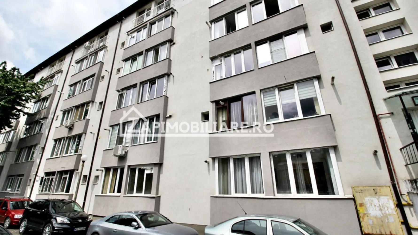 Apartament 1 cam.zoza Spital,strada Faget, 0%comision - Contact 0774048706 Bogdan
De închiriat sau de vânzare apartament 1 cameră decomandat confort 1, situat în cartierul 7 Noembrie , 5 minute de Spitalul Județean,suprafață utilă de 30 mp, situat la etajul 1 din 5 oferit de Zap Imobiliare.0%comision 
Detalii: 
Locuința se vinde mobilată și utilată la prețul de 99.000 euro
Posibilitate preluare chiriași 
- bloc reabilitat termic, ap. este pe mijloc,poziție Sud
- 1 dormitor, 1 bucătărie, 1 baie, 1 balcon închis, 1 hol, 1 cămară
- centrală termică, calorifere, geamuri termopan, ușă metalică.
- mașină de spălat rufe, frigider, aragaz.
- Complet mobilat și utilat, recent zugrăvit
Proprietatea se află într-o zonă cu un confort deosebit, datorită amplasării în imediata apropiere a tot ceea ce înseamnă viață modernă, și anume: mijloace de transport în comun, magazine, unități de învățământ de toate gradele, piață, parc, bănci, farmacii, s.a
Contact 0774048706 Bogdan
Acest anunț nu corespunde cerințelor tale? Sună la numărul afișat în anunț și unul dintre agenții noștri te va ajuta cu alte oferte personalizate în funcție de cerințele tale.
