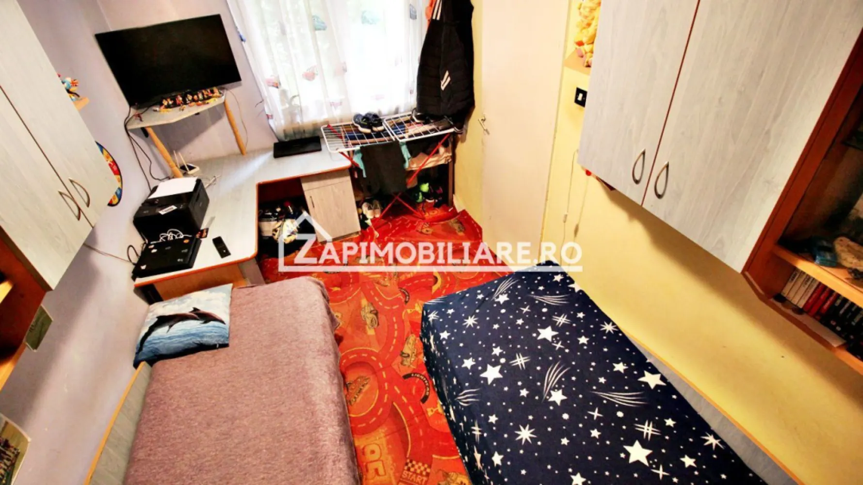 Apartament 2 camere, etaj 2, Targu Mures - Contact 0774048706 Bogdan
De vânzare apartament 2 camere semidecomandat confort 2, situat în cartierul ,Mureseni strada Resita in spate la Penny, suprafață utilă de 37 mp, situat la etajul 2 din 4 oferit de Zap Imobiliare 
Detalii: 
- 1 living, 1 dormitor, 1 bucătărie, 1 baie recent renovată,1 debara, 1 hol
- centrală termică, calorifere, geamuri termopan, ușă metalică.
- frigider.aragaz

Proprietatea se află într-o zonă cu un confort deosebit, datorită amplasării în imediata apropiere a tot ceea ce înseamnă viață modernă, și anume: mijloace de transport în comun, magazine, unități de învățământ de toate gradele, piață, parc, bănci, farmacii, s.a.
Locuința se vinde mobilată si utilată la pretul de 63000 euro negociabil .Comision ZERO 
-contact 0774048706 Bogdan
Dacă vă place această ofertă - sau pentru alte informații sunați la numărul de contact din anunț! 
Compania Zap Imobiliare vă pune la dispoziție toate informațiile, actele și documentele necesare alături de asistență și consiliere permanentă până la finalizarea achiziției imobiliare. Ne dorim să îți oferim cea mai plăcută experiență, îndeplinim vise cu pereți!