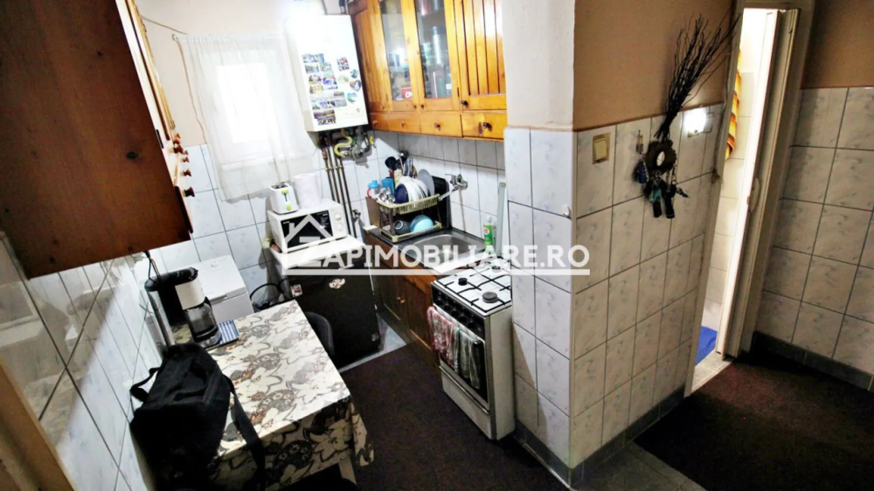 Apartament 2 camere, etaj 2, Targu Mures - Contact 0774048706 Bogdan
De vânzare apartament 2 camere semidecomandat confort 2, situat în cartierul ,Mureseni strada Resita in spate la Penny, suprafață utilă de 37 mp, situat la etajul 2 din 4 oferit de Zap Imobiliare 
Detalii: 
- 1 living, 1 dormitor, 1 bucătărie, 1 baie recent renovată,1 debara, 1 hol
- centrală termică, calorifere, geamuri termopan, ușă metalică.
- frigider.aragaz

Proprietatea se află într-o zonă cu un confort deosebit, datorită amplasării în imediata apropiere a tot ceea ce înseamnă viață modernă, și anume: mijloace de transport în comun, magazine, unități de învățământ de toate gradele, piață, parc, bănci, farmacii, s.a.
Locuința se vinde mobilată si utilată la pretul de 63000 euro negociabil .Comision ZERO 
-contact 0774048706 Bogdan
Dacă vă place această ofertă - sau pentru alte informații sunați la numărul de contact din anunț! 
Compania Zap Imobiliare vă pune la dispoziție toate informațiile, actele și documentele necesare alături de asistență și consiliere permanentă până la finalizarea achiziției imobiliare. Ne dorim să îți oferim cea mai plăcută experiență, îndeplinim vise cu pereți!