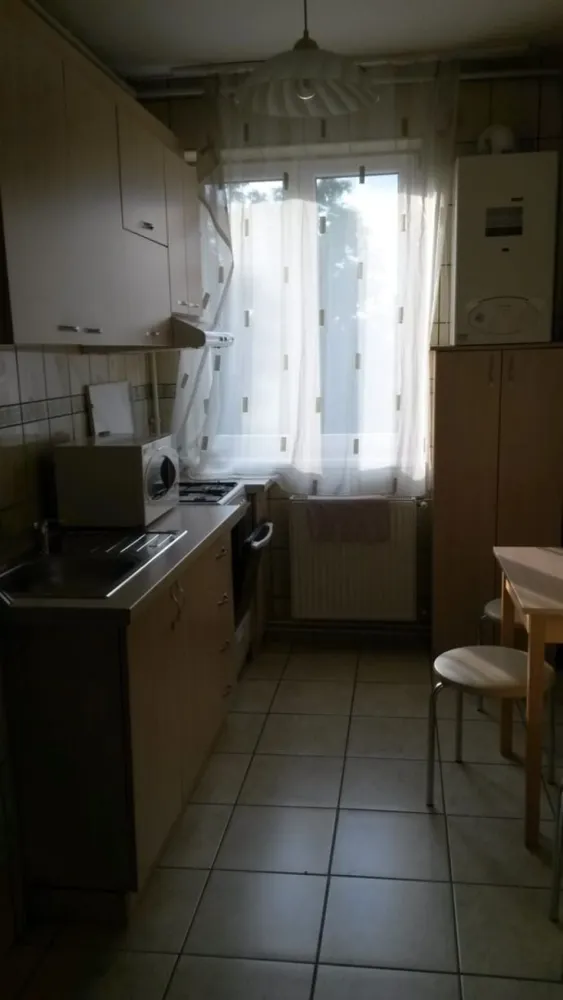 Apartament 2 camere,48 mp, semicentral - Descriere:
Contact 0774048706 Bogdan
De închiriat apartament 2 camere ,decomandat confort 1, situat pe strada Liviu Rebreanu, suprafață utilă de 48, situat la etajul 1 din 2 oferit de Zap Imobiliare.
Detalii: 
- 1 living, 1 dormitor, 1 bucătărie, 1 baie, 1 hol 1 cămară
- centrală termică, calorifere, geamuri termopan, ușă metalică.
- masina de spalat rufe, frigider.aragaz

Proprietatea se află într-o zonă cu un confort deosebit, datorită amplasării în imediata apropiere a tot ceea ce înseamnă viață modernă, și anume: mijloace de transport în comun, magazine, unități de învățământ de toate gradele, piață, parc, bănci, farmacii, s.a.
Locuința se închiriază mobilată și utilată la prețul de 310 Euro 
Comisionul perceput este de 50% din valoarea primei chirii si se plateste o singura data in momentul semnarii contractului de inchiriere.
Contact 0774048706 Bogdan
Acest anunț nu corespunde cerințelor tale? Sună la numărul afișat în anunț și unul dintre agenții noștri te va ajuta cu alte oferte personalizate în funcție de cerințele tale.