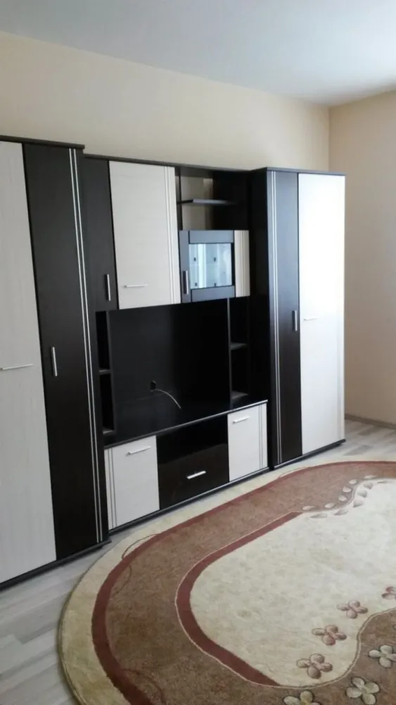 Apartament 2 camere,48 mp, semicentral - Descriere:
Contact 0774048706 Bogdan
De închiriat apartament 2 camere ,decomandat confort 1, situat pe strada Liviu Rebreanu, suprafață utilă de 48, situat la etajul 1 din 2 oferit de Zap Imobiliare.
Detalii: 
- 1 living, 1 dormitor, 1 bucătărie, 1 baie, 1 hol 1 cămară
- centrală termică, calorifere, geamuri termopan, ușă metalică.
- masina de spalat rufe, frigider.aragaz

Proprietatea se află într-o zonă cu un confort deosebit, datorită amplasării în imediata apropiere a tot ceea ce înseamnă viață modernă, și anume: mijloace de transport în comun, magazine, unități de învățământ de toate gradele, piață, parc, bănci, farmacii, s.a.
Locuința se închiriază mobilată și utilată la prețul de 310 Euro 
Comisionul perceput este de 50% din valoarea primei chirii si se plateste o singura data in momentul semnarii contractului de inchiriere.
Contact 0774048706 Bogdan
Acest anunț nu corespunde cerințelor tale? Sună la numărul afișat în anunț și unul dintre agenții noștri te va ajuta cu alte oferte personalizate în funcție de cerințele tale.