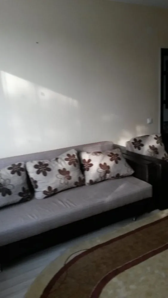 Apartament 2 camere,48 mp, semicentral - Descriere:
Contact 0774048706 Bogdan
De închiriat apartament 2 camere ,decomandat confort 1, situat pe strada Liviu Rebreanu, suprafață utilă de 48, situat la etajul 1 din 2 oferit de Zap Imobiliare.
Detalii: 
- 1 living, 1 dormitor, 1 bucătărie, 1 baie, 1 hol 1 cămară
- centrală termică, calorifere, geamuri termopan, ușă metalică.
- masina de spalat rufe, frigider.aragaz

Proprietatea se află într-o zonă cu un confort deosebit, datorită amplasării în imediata apropiere a tot ceea ce înseamnă viață modernă, și anume: mijloace de transport în comun, magazine, unități de învățământ de toate gradele, piață, parc, bănci, farmacii, s.a.
Locuința se închiriază mobilată și utilată la prețul de 310 Euro 
Comisionul perceput este de 50% din valoarea primei chirii si se plateste o singura data in momentul semnarii contractului de inchiriere.
Contact 0774048706 Bogdan
Acest anunț nu corespunde cerințelor tale? Sună la numărul afișat în anunț și unul dintre agenții noștri te va ajuta cu alte oferte personalizate în funcție de cerințele tale.