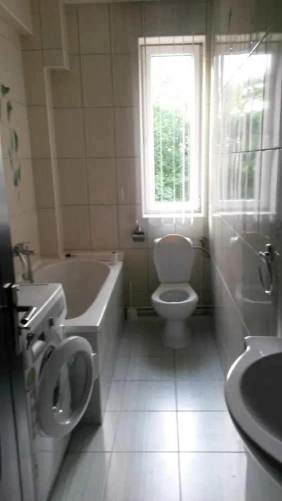 Apartament 2 camere,48 mp, semicentral - Descriere:
Contact 0774048706 Bogdan
De închiriat apartament 2 camere ,decomandat confort 1, situat pe strada Liviu Rebreanu, suprafață utilă de 48, situat la etajul 1 din 2 oferit de Zap Imobiliare.
Detalii: 
- 1 living, 1 dormitor, 1 bucătărie, 1 baie, 1 hol 1 cămară
- centrală termică, calorifere, geamuri termopan, ușă metalică.
- masina de spalat rufe, frigider.aragaz

Proprietatea se află într-o zonă cu un confort deosebit, datorită amplasării în imediata apropiere a tot ceea ce înseamnă viață modernă, și anume: mijloace de transport în comun, magazine, unități de învățământ de toate gradele, piață, parc, bănci, farmacii, s.a.
Locuința se închiriază mobilată și utilată la prețul de 310 Euro 
Comisionul perceput este de 50% din valoarea primei chirii si se plateste o singura data in momentul semnarii contractului de inchiriere.
Contact 0774048706 Bogdan
Acest anunț nu corespunde cerințelor tale? Sună la numărul afișat în anunț și unul dintre agenții noștri te va ajuta cu alte oferte personalizate în funcție de cerințele tale.
