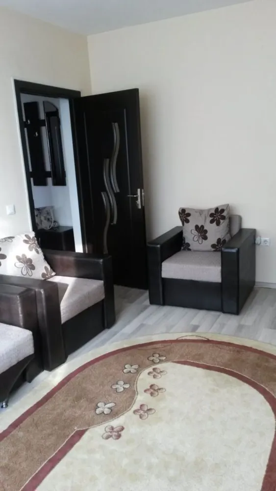 Apartament 2 camere,48 mp, semicentral - Descriere:
Contact 0774048706 Bogdan
De închiriat apartament 2 camere ,decomandat confort 1, situat pe strada Liviu Rebreanu, suprafață utilă de 48, situat la etajul 1 din 2 oferit de Zap Imobiliare.
Detalii: 
- 1 living, 1 dormitor, 1 bucătărie, 1 baie, 1 hol 1 cămară
- centrală termică, calorifere, geamuri termopan, ușă metalică.
- masina de spalat rufe, frigider.aragaz

Proprietatea se află într-o zonă cu un confort deosebit, datorită amplasării în imediata apropiere a tot ceea ce înseamnă viață modernă, și anume: mijloace de transport în comun, magazine, unități de învățământ de toate gradele, piață, parc, bănci, farmacii, s.a.
Locuința se închiriază mobilată și utilată la prețul de 310 Euro 
Comisionul perceput este de 50% din valoarea primei chirii si se plateste o singura data in momentul semnarii contractului de inchiriere.
Contact 0774048706 Bogdan
Acest anunț nu corespunde cerințelor tale? Sună la numărul afișat în anunț și unul dintre agenții noștri te va ajuta cu alte oferte personalizate în funcție de cerințele tale.