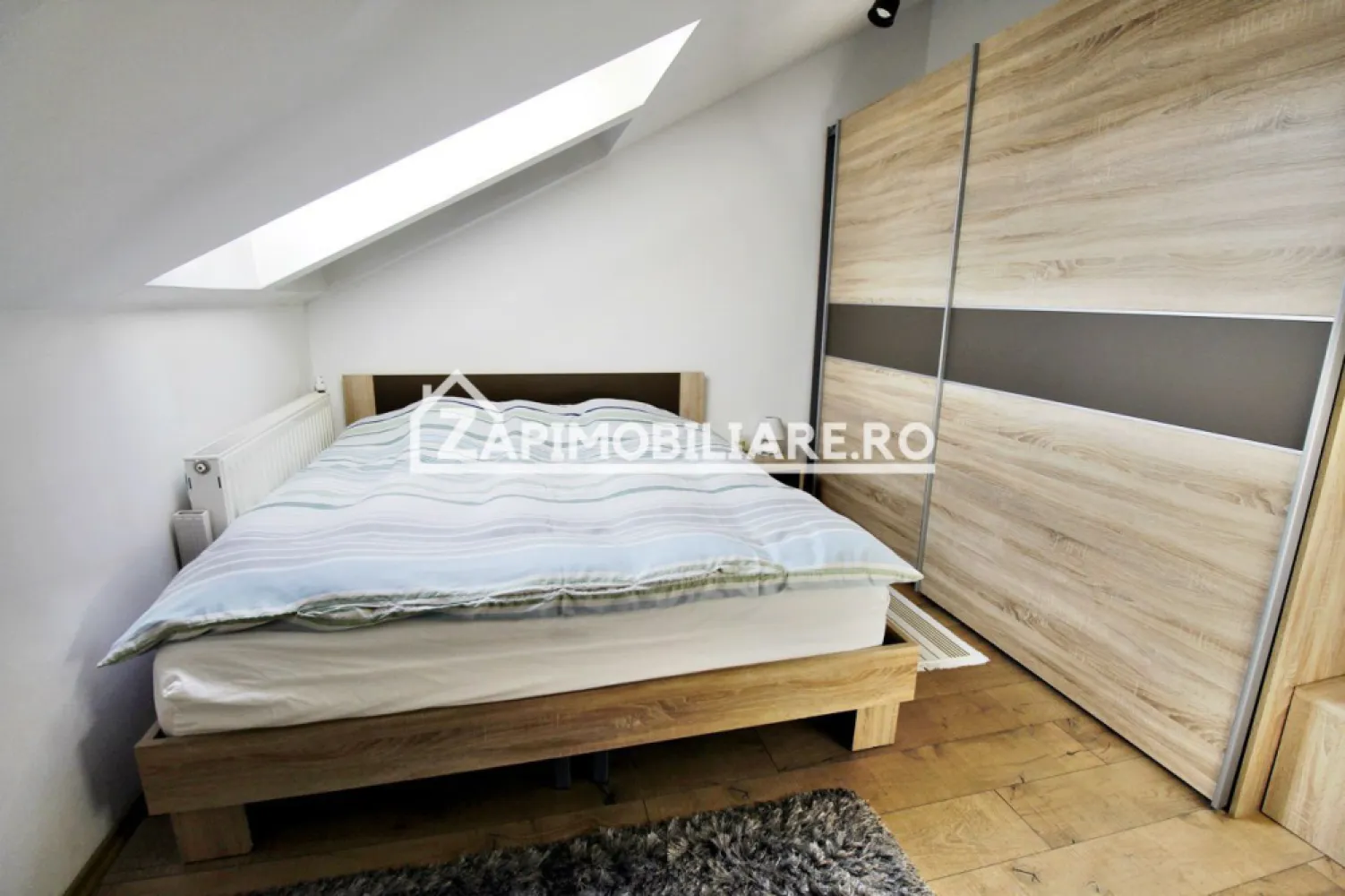 Penthouse Cetru pe 2 nivele - Stelelor - Contact ⓪⑦②③ ②②③ ⑧⑧⑥ Cosmin Ruta

De vanzare apartament tip Penthouse pe 2 nivele format din 3 camere decomandat confort 1, situat Central , strada Stelelor, avand o suprafață utilă de 80 mp, situat la etajul 2 + mansarda oferit de Zap Imobiliare
Detalii:
- 1 living spatios, 2 dormitoare, 1 bucătărie, 1 camara, 2 bai,
- centrală termică, calorifere, geamuri termopan, ușă metalică.
- parchet si scara interioara din lemn masiv
- mobilier de calitate
-

Locuința se vinde mobilat si utilat la prețul de 187.000 euro .Comisionul agenției este 0.
Contact 0.7.2.3.2.2.3.8.8.6
Proprietatea se află într-o zonă cu un confort deosebit, datorită amplasării în imediata apropiere a tot ceea ce înseamnă viață modernă, și anume: mijloace de transport în comun, magazine, unități de învățământ de toate gradele, piață, parc, bănci, farmacii, s.a.
Dacă vă place această ofertă - sau pentru alte informații sunați la numărul de contact din anunț!
Compania Zap Imobiliare vă pune la dispoziție toate informațiile, actele și documentele necesare alături de asistență și consiliere permanentă până la finalizarea achiziției imobiliare. Ne dorim să îți oferim cea mai plăcută experiență, îndeplinim vise cu pereți!