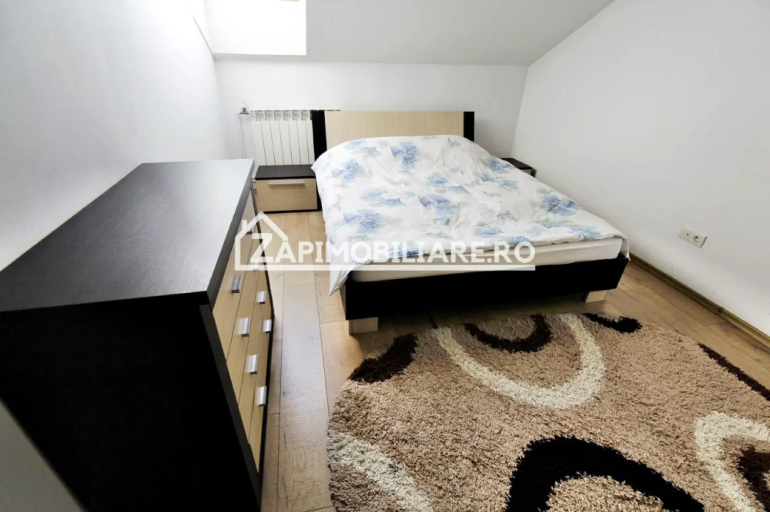 Penthouse Cetru pe 2 nivele - Stelelor - Contact ⓪⑦②③ ②②③ ⑧⑧⑥ Cosmin Ruta

De vanzare apartament tip Penthouse pe 2 nivele format din 3 camere decomandat confort 1, situat Central , strada Stelelor, avand o suprafață utilă de 80 mp, situat la etajul 2 + mansarda oferit de Zap Imobiliare
Detalii:
- 1 living spatios, 2 dormitoare, 1 bucătărie, 1 camara, 2 bai,
- centrală termică, calorifere, geamuri termopan, ușă metalică.
- parchet si scara interioara din lemn masiv
- mobilier de calitate
-

Locuința se vinde mobilat si utilat la prețul de 187.000 euro .Comisionul agenției este 0.
Contact 0.7.2.3.2.2.3.8.8.6
Proprietatea se află într-o zonă cu un confort deosebit, datorită amplasării în imediata apropiere a tot ceea ce înseamnă viață modernă, și anume: mijloace de transport în comun, magazine, unități de învățământ de toate gradele, piață, parc, bănci, farmacii, s.a.
Dacă vă place această ofertă - sau pentru alte informații sunați la numărul de contact din anunț!
Compania Zap Imobiliare vă pune la dispoziție toate informațiile, actele și documentele necesare alături de asistență și consiliere permanentă până la finalizarea achiziției imobiliare. Ne dorim să îți oferim cea mai plăcută experiență, îndeplinim vise cu pereți!