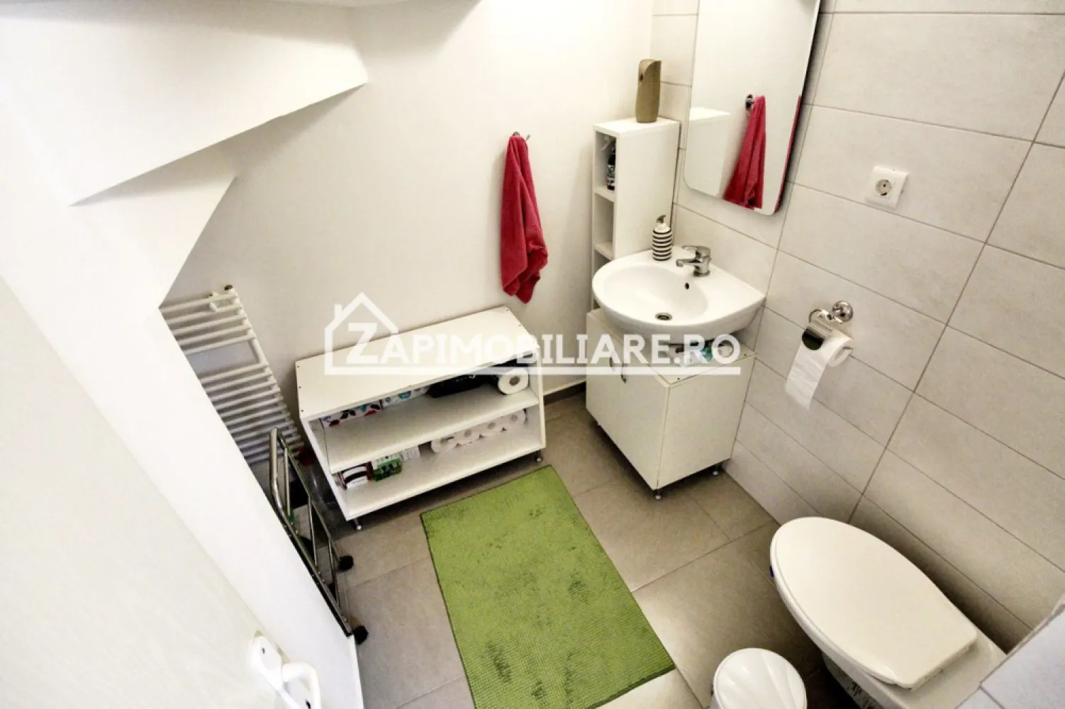 Penthouse Cetru pe 2 nivele - Stelelor - Contact ⓪⑦②③ ②②③ ⑧⑧⑥ Cosmin Ruta

De vanzare apartament tip Penthouse pe 2 nivele format din 3 camere decomandat confort 1, situat Central , strada Stelelor, avand o suprafață utilă de 80 mp, situat la etajul 2 + mansarda oferit de Zap Imobiliare
Detalii:
- 1 living spatios, 2 dormitoare, 1 bucătărie, 1 camara, 2 bai,
- centrală termică, calorifere, geamuri termopan, ușă metalică.
- parchet si scara interioara din lemn masiv
- mobilier de calitate
-

Locuința se vinde mobilat si utilat la prețul de 187.000 euro .Comisionul agenției este 0.
Contact 0.7.2.3.2.2.3.8.8.6
Proprietatea se află într-o zonă cu un confort deosebit, datorită amplasării în imediata apropiere a tot ceea ce înseamnă viață modernă, și anume: mijloace de transport în comun, magazine, unități de învățământ de toate gradele, piață, parc, bănci, farmacii, s.a.
Dacă vă place această ofertă - sau pentru alte informații sunați la numărul de contact din anunț!
Compania Zap Imobiliare vă pune la dispoziție toate informațiile, actele și documentele necesare alături de asistență și consiliere permanentă până la finalizarea achiziției imobiliare. Ne dorim să îți oferim cea mai plăcută experiență, îndeplinim vise cu pereți!