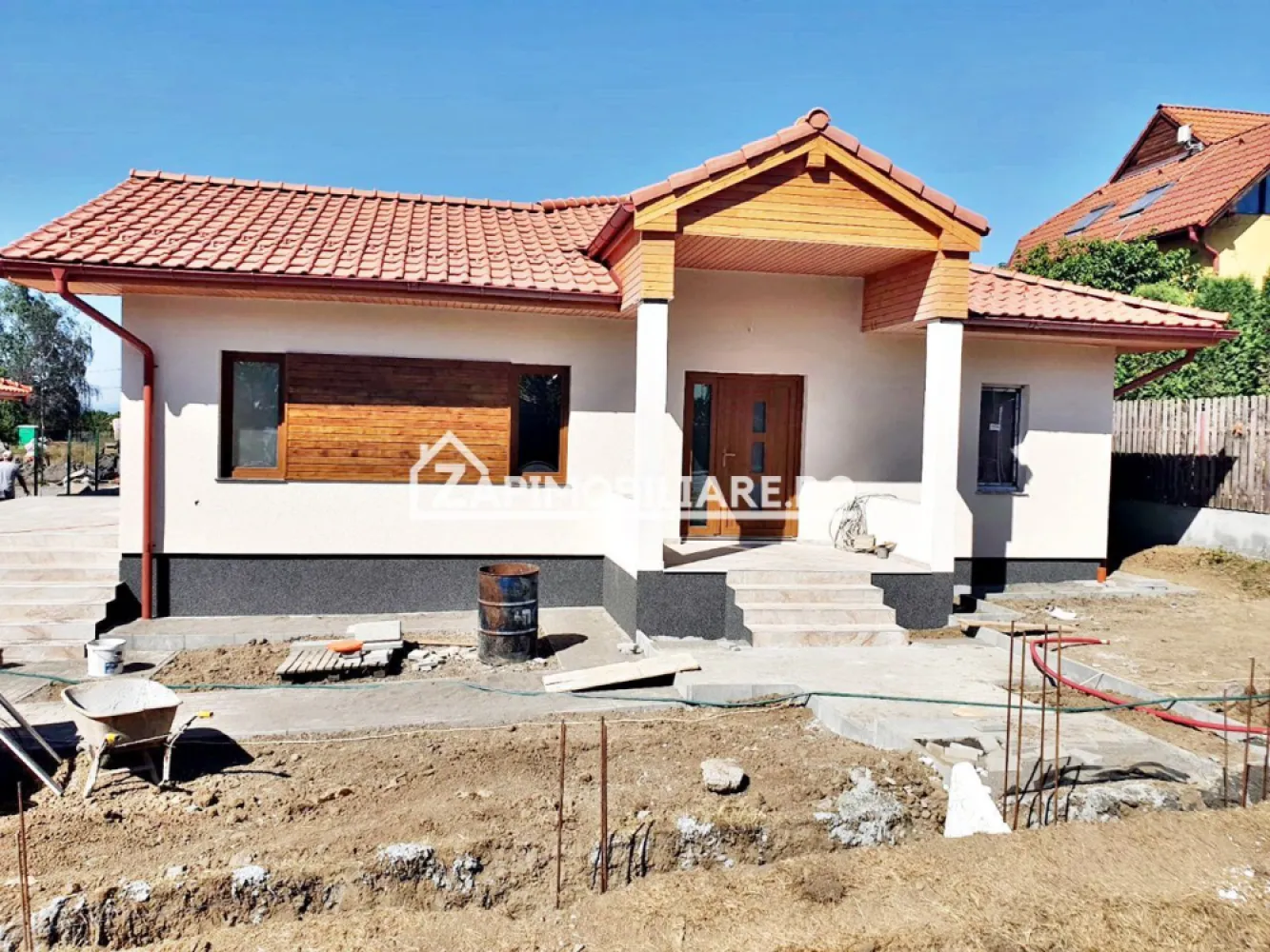 Casa premium 4 camere,2băi,120 mp, 550mp teren, - Contact 0774048706 Bogdan
De vânzare casă premium la cheie, clasă energetică A ,singur în curte 4 camere situată în Sangeorgiu de Mures pe o stradă recent asfaltată, suprafața utilă de 120 mp. suprafata construită 157 mp.amplasată pe un teren cu suprafața de 542 mp, 
Compartimentare:
- 1 living, 1 bucătărie, 2 băi, 3 dormitoare, 1 cameră tehnică, 2 terase, 1 hol,1 dresing 
Detalii:
- centrală termică, incălzire in pardoseală, boiler 300 litri, geamuri tripan, 
- fundația si elevatia din beton izolată cu polistiren de 10 cm cu o adâncime de 1.5 m, pereții sunt din cărămidă izolantă cu vată bazaltică de 44 cm, acoperișul de țiglă ,pod izolat cu vată bazaltică de 20 cm
- anul construcției 2025
- gresia ,faianta, parchetul, usile interioare, si gardul incluse in pret
- in pret nu sunt incluse obiectele sanitare ,prizelele si intrerupatorele.
Utilitați:
- curent, apă, gaz, canalizare
Casa se vinde la cheie la prețul de 220000 Euro 
Contact 0774048706 Bogdan
Daca vă place această ofertă sau pentru alte informații sunați la numărul de contact din anunț! 
Compania Zap Imobiliare vă pune la dispoziție toate actele și documentele necesare alături de asistență și consiliere permanentă până la finalizarea achiziției imobiliare. 
Ne dorim să îți oferim cea mai plăcută experiență, îndeplinim vise cu pereți!