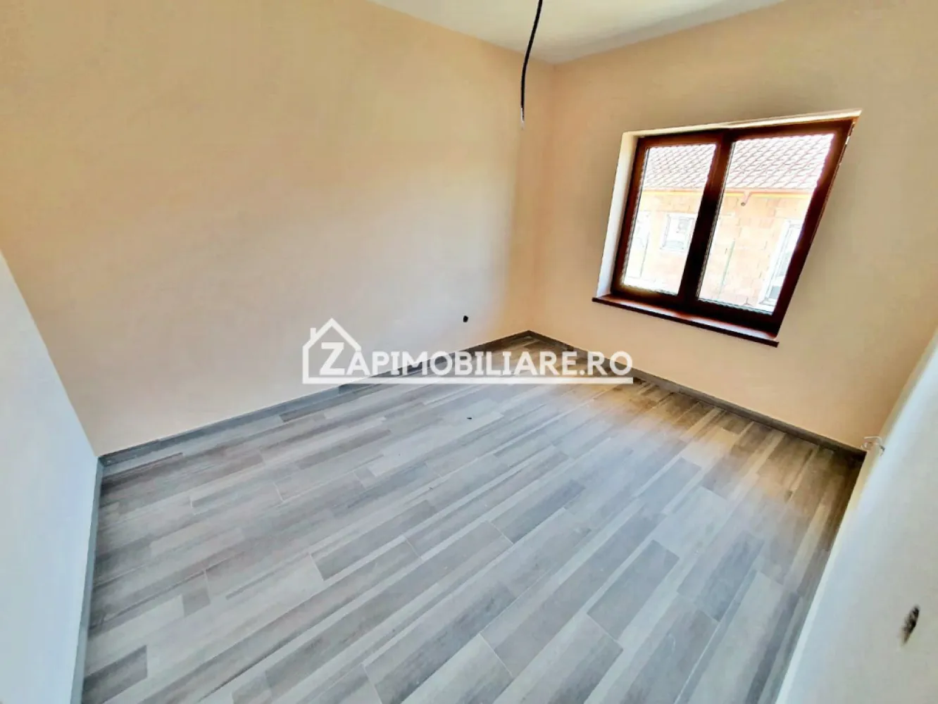 Casa premium 4 camere,2băi,120 mp, 550mp teren, - Contact 0774048706 Bogdan
De vânzare casă premium la cheie, clasă energetică A ,singur în curte 4 camere situată în Sangeorgiu de Mures pe o stradă recent asfaltată, suprafața utilă de 120 mp. suprafata construită 157 mp.amplasată pe un teren cu suprafața de 542 mp, 
Compartimentare:
- 1 living, 1 bucătărie, 2 băi, 3 dormitoare, 1 cameră tehnică, 2 terase, 1 hol,1 dresing 
Detalii:
- centrală termică, incălzire in pardoseală, boiler 300 litri, geamuri tripan, 
- fundația si elevatia din beton izolată cu polistiren de 10 cm cu o adâncime de 1.5 m, pereții sunt din cărămidă izolantă cu vată bazaltică de 44 cm, acoperișul de țiglă ,pod izolat cu vată bazaltică de 20 cm
- anul construcției 2025
- gresia ,faianta, parchetul, usile interioare, si gardul incluse in pret
- in pret nu sunt incluse obiectele sanitare ,prizelele si intrerupatorele.
Utilitați:
- curent, apă, gaz, canalizare
Casa se vinde la cheie la prețul de 220000 Euro 
Contact 0774048706 Bogdan
Daca vă place această ofertă sau pentru alte informații sunați la numărul de contact din anunț! 
Compania Zap Imobiliare vă pune la dispoziție toate actele și documentele necesare alături de asistență și consiliere permanentă până la finalizarea achiziției imobiliare. 
Ne dorim să îți oferim cea mai plăcută experiență, îndeplinim vise cu pereți!