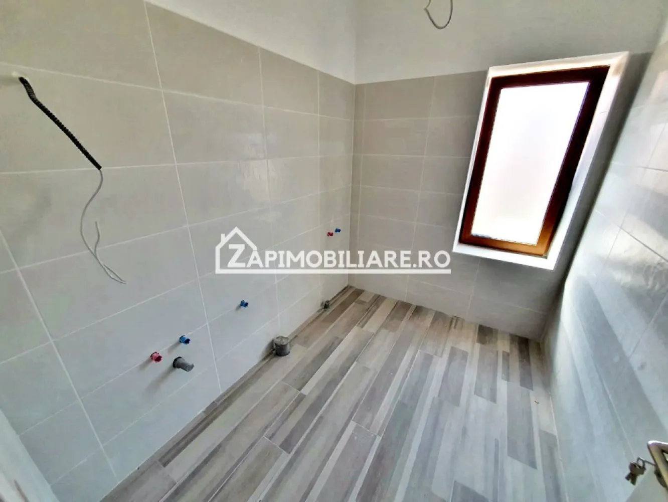 Casa premium 4 camere,2băi,120 mp, 550mp teren, - Contact 0774048706 Bogdan
De vânzare casă premium la cheie, clasă energetică A ,singur în curte 4 camere situată în Sangeorgiu de Mures pe o stradă recent asfaltată, suprafața utilă de 120 mp. suprafata construită 157 mp.amplasată pe un teren cu suprafața de 542 mp, 
Compartimentare:
- 1 living, 1 bucătărie, 2 băi, 3 dormitoare, 1 cameră tehnică, 2 terase, 1 hol,1 dresing 
Detalii:
- centrală termică, incălzire in pardoseală, boiler 300 litri, geamuri tripan, 
- fundația si elevatia din beton izolată cu polistiren de 10 cm cu o adâncime de 1.5 m, pereții sunt din cărămidă izolantă cu vată bazaltică de 44 cm, acoperișul de țiglă ,pod izolat cu vată bazaltică de 20 cm
- anul construcției 2025
- gresia ,faianta, parchetul, usile interioare, si gardul incluse in pret
- in pret nu sunt incluse obiectele sanitare ,prizelele si intrerupatorele.
Utilitați:
- curent, apă, gaz, canalizare
Casa se vinde la cheie la prețul de 220000 Euro 
Contact 0774048706 Bogdan
Daca vă place această ofertă sau pentru alte informații sunați la numărul de contact din anunț! 
Compania Zap Imobiliare vă pune la dispoziție toate actele și documentele necesare alături de asistență și consiliere permanentă până la finalizarea achiziției imobiliare. 
Ne dorim să îți oferim cea mai plăcută experiență, îndeplinim vise cu pereți!