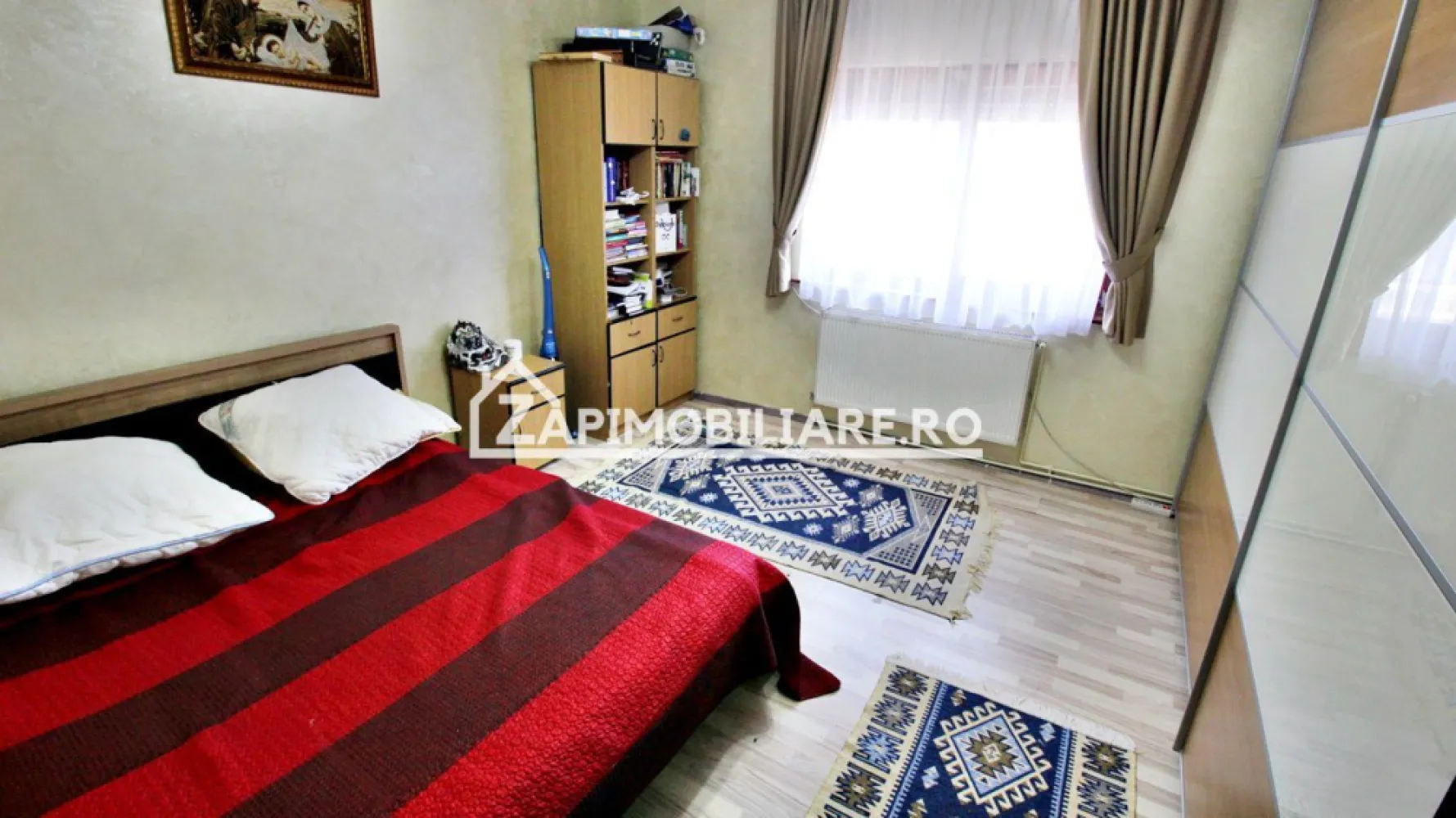 Casa 5 camere, 250 mp,3 băi,2.500mp teren, 0% comision - Contact 0774048706 Bogdan
De vânzare casă, singur în curte, 5 camere situată în Santana de Mures pe o strada recent asfaltată, suprafața utilă de 180.mp suprafata desfăsurată 250 mp.amplasată pe un teren cu suprafața de 2500 mp,
Compartimentare:
- la parter: 1 living, 2 bucătării, 2 băi, 2 dormitoare, 1 hol, 2 garaje, 1 magazie, 1 birou, 1 foisor
- la etaj: 2 dormitoare, 1 baie,
Detalii:
- centrală termică, calorifere, geamuri termopan, 
- fundația casei are o adâncime de 1 m, pereții sunt din cărămidă, acoperișul recen schimbat cu țiglă metalică Lindab izolată cu polistiren de 10 cm.
- poartă automatizată,
- supraveghere video
- alarmă
- panouri fotovoltaice 
- anul construcției 1990/ renovată in anul 2012
Utilitați:
- curent, apă, gaz, canalizare 
Casa se vinde la cheie, mobilată și utilată la prețul de 272.000 Euro negociabil. Comision ZERO!
Contact 0774048706 Bogdan
Daca vă place această ofertă sau pentru alte informații sunați la numărul de contact din anunț! 
Compania Zap Imobiliare vă pune la dispoziție toate actele și documentele necesare alături de asistență și consiliere permanentă până la finalizarea achiziției imobiliare. 
Ne dorim să îți oferim cea mai plăcută experiență, îndeplinim vise cu pereți!