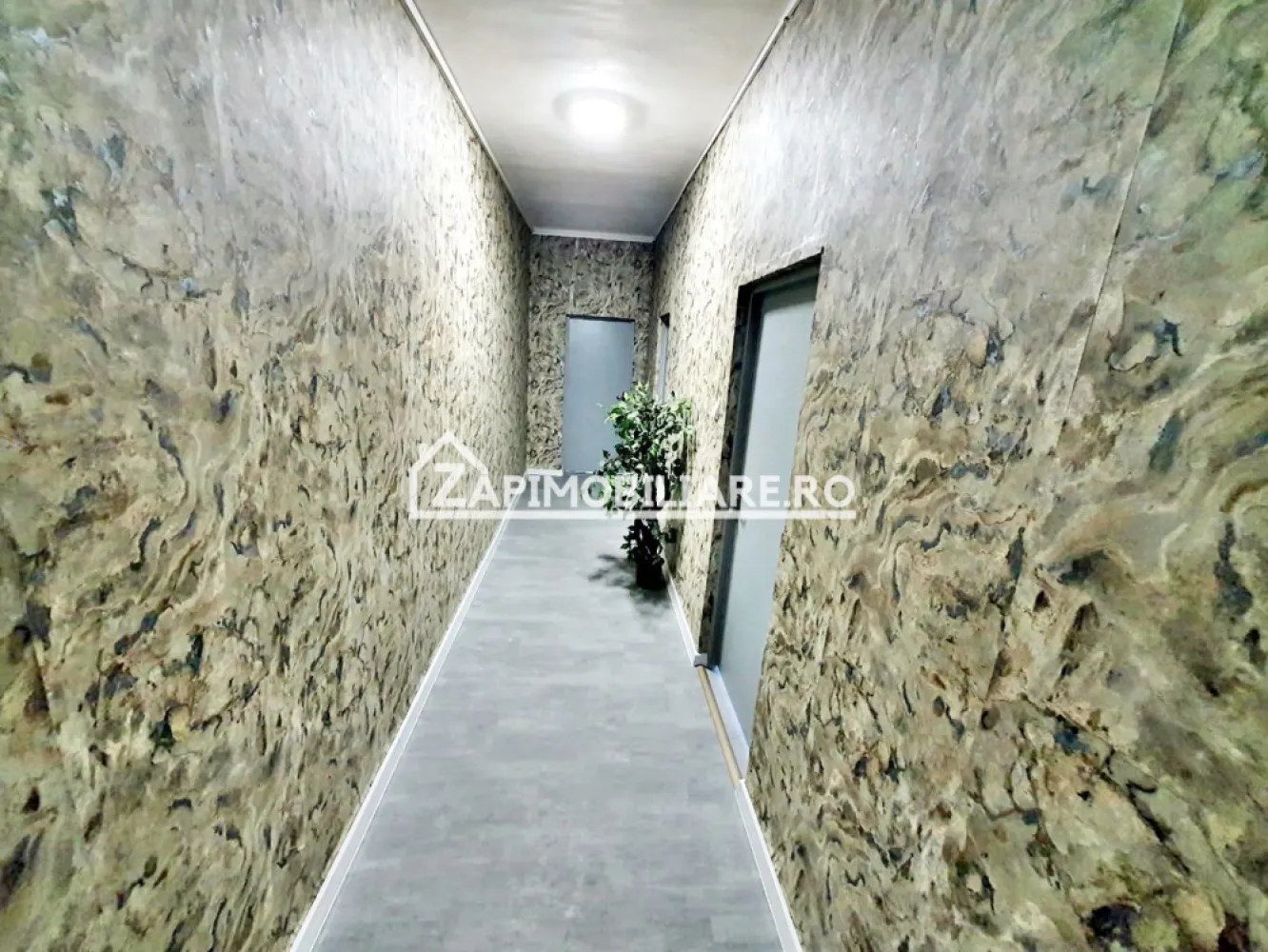 Hale cu suprafatade 300 mp si 440 mp zona Ambient - De închiriat hale cu suprafata de 300 mp si 432 mp.situat la parter cu rampă pe strada Depozitelor zona Ambient 
Spațiile se închiriază la prețul de 4 euro mp + tva
Disponibile 3 birouri recent renovate la pretul de 5 euro mp
Contact 0774048706 Bogdan

Comisionul perceput este de 50% din valoarea primei chirii.Și se percepe o singură dată!
Acest anunț nu corespunde cerințelor tale? Sună la numărul afișat în anunț și unul dintre agenții noștri te va ajuta cu alte oferte personalizate în funcție de cerințele tale.