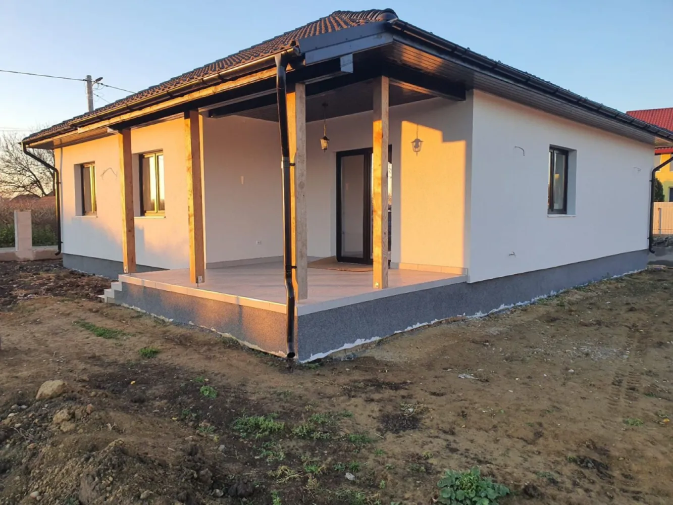 Casă la cheie pe 1 nivel 4 camere 2 băi,145 mp,500 mp teren - De vânzare casă la cheie singur în curte, 4 camere situată în Sancraiu de Mures Strada Vale,suprafața utilă de 110 mp. +14 mp terase, suprafata construita 145 mp.. amplasată pe un teren cu suprafața de 500 mp, 
Compartimentare:
- : 1 living, 3 dormitoare,1 bucătărie, 2 băi,1 dresing,1 debara, 1 terasă acoperită
Detalii:
- centrală termică, incălzire in pardoseală, geamuri tripan ,pod izolat cu vată
- fundația casei are o adâncime de 1 m, pereții sunt din cărămidă, acoperișul de țiglă, izolată cu polistiren de 10 cm.
- anul construcției 2026
Utilitați:
- curent, apă, gaz, canalizare
Casa se vinde la cheie la prețul de 169.000 Euro tva inclus în preț. Comision ZERO! 
- gardul, pavajul,obiectele sanitare, gresie ,faianta , parchet, usi interioare ,poarta automatizata incluse in pret

Locuința este compusă din 3 dormitoare, 2 băi, 1 living, 1 bucătărie, hol, 1 cămara, 1 dressing (din care se poate urca în pod unde se mai poate amenaja o camera de 45 mp) și 2 terase acoperite . izolația podului care este realizata cu vata 20cm , termosistemul casei este realizat din polistiren 10 cm grosime, Casa este finisata, cu tencuiala decorativa, geamuri termopan

Casa cuprinde toate instalațiile de apa menajeră ,canal , căldura , electricitate ,gaz și este racordata la sistemul de apa și canal , electricitate și gaz ! 

Daca vă place această ofertă sau pentru alte informații sunați la numărul de contact din anunț! 0774048706 Bogdan 
Compania Zap Imobiliare vă pune la dispoziție toate actele și documentele necesare alături de asistență și consiliere permanentă până la finalizarea achiziției imobiliare. 
Ne dorim să îți oferim cea mai plăcută experiență, îndeplinim vise cu pereți!