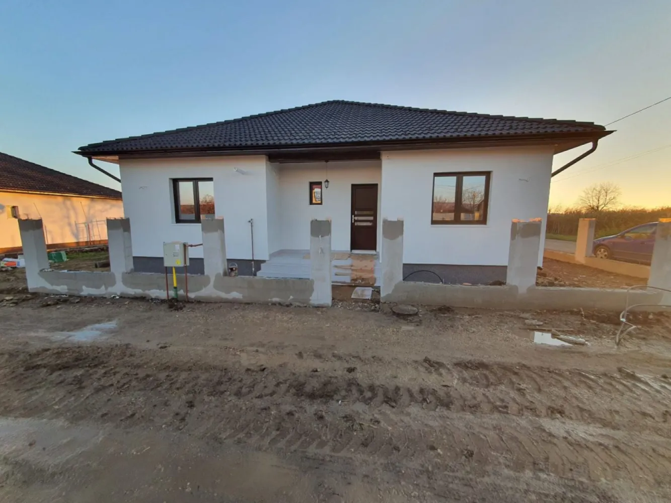 Casă la cheie pe 1 nivel 4 camere 2 băi,145 mp,500 mp teren - De vânzare casă la cheie singur în curte, 4 camere situată în Sancraiu de Mures Strada Vale,suprafața utilă de 110 mp. +14 mp terase, suprafata construita 145 mp.. amplasată pe un teren cu suprafața de 500 mp, 
Compartimentare:
- : 1 living, 3 dormitoare,1 bucătărie, 2 băi,1 dresing,1 debara, 1 terasă acoperită
Detalii:
- centrală termică, incălzire in pardoseală, geamuri tripan ,pod izolat cu vată
- fundația casei are o adâncime de 1 m, pereții sunt din cărămidă, acoperișul de țiglă, izolată cu polistiren de 10 cm.
- anul construcției 2026
Utilitați:
- curent, apă, gaz, canalizare
Casa se vinde la cheie la prețul de 169.000 Euro tva inclus în preț. Comision ZERO! 
- gardul, pavajul,obiectele sanitare, gresie ,faianta , parchet, usi interioare ,poarta automatizata incluse in pret

Locuința este compusă din 3 dormitoare, 2 băi, 1 living, 1 bucătărie, hol, 1 cămara, 1 dressing (din care se poate urca în pod unde se mai poate amenaja o camera de 45 mp) și 2 terase acoperite . izolația podului care este realizata cu vata 20cm , termosistemul casei este realizat din polistiren 10 cm grosime, Casa este finisata, cu tencuiala decorativa, geamuri termopan

Casa cuprinde toate instalațiile de apa menajeră ,canal , căldura , electricitate ,gaz și este racordata la sistemul de apa și canal , electricitate și gaz ! 

Daca vă place această ofertă sau pentru alte informații sunați la numărul de contact din anunț! 0774048706 Bogdan 
Compania Zap Imobiliare vă pune la dispoziție toate actele și documentele necesare alături de asistență și consiliere permanentă până la finalizarea achiziției imobiliare. 
Ne dorim să îți oferim cea mai plăcută experiență, îndeplinim vise cu pereți!