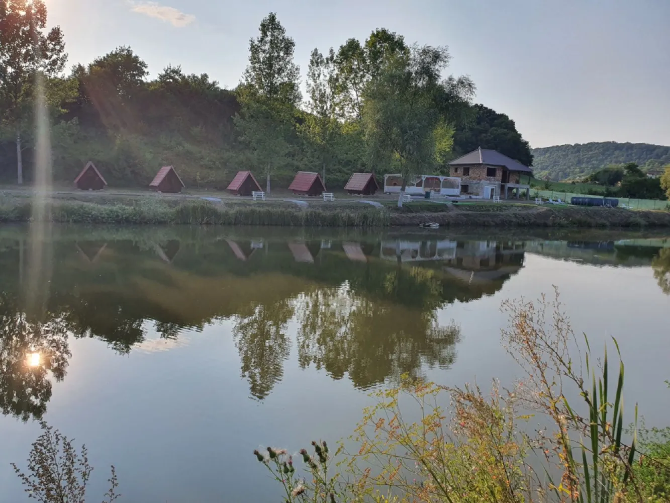 Casă 140 mp, 5800 mp teren, intravilan + Lac zona Vațman, Corunca - De vânzare casă la roșu cu 58 arii de teren și 5 căsuțe di lemn + Lac, singur în curte 3 camere situată în Corunca zona Vațman , suprafața utilă de 140 mp amplasată pe un teren cu suprafața de 5.800 mp, 
Compartimentare:
- la parter: 1 living, 1 bucătărie, 1 baie, 1 cămară
- la etaj: 2 dormitoare, 1 baie, 1 cameră tehnică, 1 balcon.
Daca vă place această ofertă sau pentru alte informații sunați la numărul de contact din anunț! 0774048706
Detalii:
- anul construcției 1998
Utilitați:
- curent
-Contact Bogdan 0774048706
Casa la roșu cu 58 arii de teren intravilan și 5 căsuțe din lemn + Lac se vinde la prețul de 195.000 Euro negociabil. Comision ZERO!
-----------------------------------------------------------------------------------------------------------------------------------------
Daca vă place această ofertă sau pentru alte informații sunați la numărul de contact din anunț! 0774048706 Bogdan
Compania Zap Imobiliare vă pune la dispoziție toate actele și documentele necesare alături de asistență și consiliere permanentă până la finalizarea achiziției imobiliare. 
Ne dorim să îți oferim cea mai plăcută experiență, îndeplinim vise cu pereți!