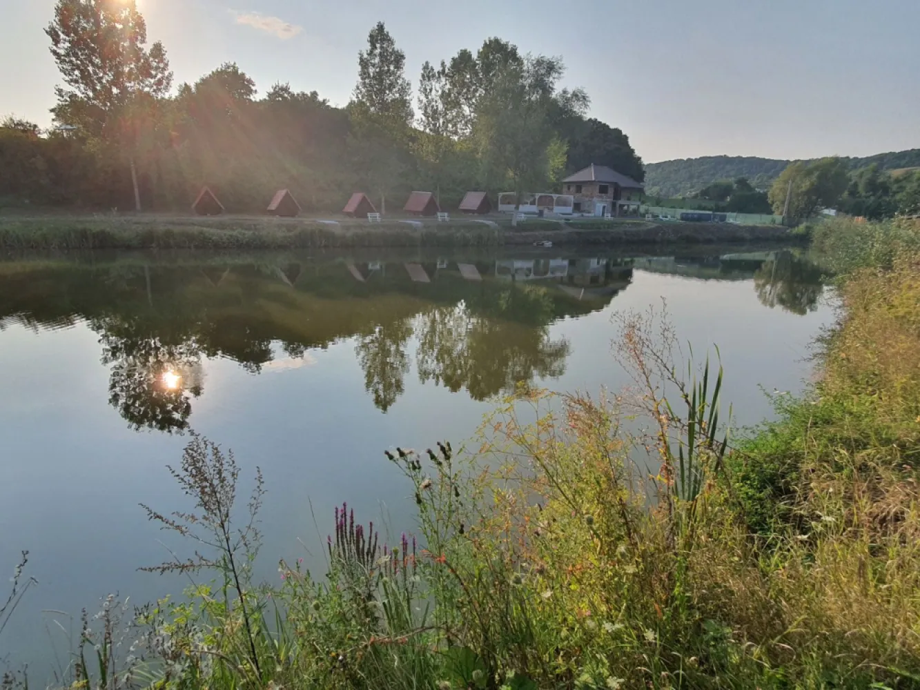 Casă 140 mp, 5800 mp teren, intravilan + Lac zona Vațman, Corunca - De vânzare casă la roșu cu 58 arii de teren și 5 căsuțe di lemn + Lac, singur în curte 3 camere situată în Corunca zona Vațman , suprafața utilă de 140 mp amplasată pe un teren cu suprafața de 5.800 mp, 
Compartimentare:
- la parter: 1 living, 1 bucătărie, 1 baie, 1 cămară
- la etaj: 2 dormitoare, 1 baie, 1 cameră tehnică, 1 balcon.
Daca vă place această ofertă sau pentru alte informații sunați la numărul de contact din anunț! 0774048706
Detalii:
- anul construcției 1998
Utilitați:
- curent
-Contact Bogdan 0774048706
Casa la roșu cu 58 arii de teren intravilan și 5 căsuțe din lemn + Lac se vinde la prețul de 195.000 Euro negociabil. Comision ZERO!
-----------------------------------------------------------------------------------------------------------------------------------------
Daca vă place această ofertă sau pentru alte informații sunați la numărul de contact din anunț! 0774048706 Bogdan
Compania Zap Imobiliare vă pune la dispoziție toate actele și documentele necesare alături de asistență și consiliere permanentă până la finalizarea achiziției imobiliare. 
Ne dorim să îți oferim cea mai plăcută experiență, îndeplinim vise cu pereți!