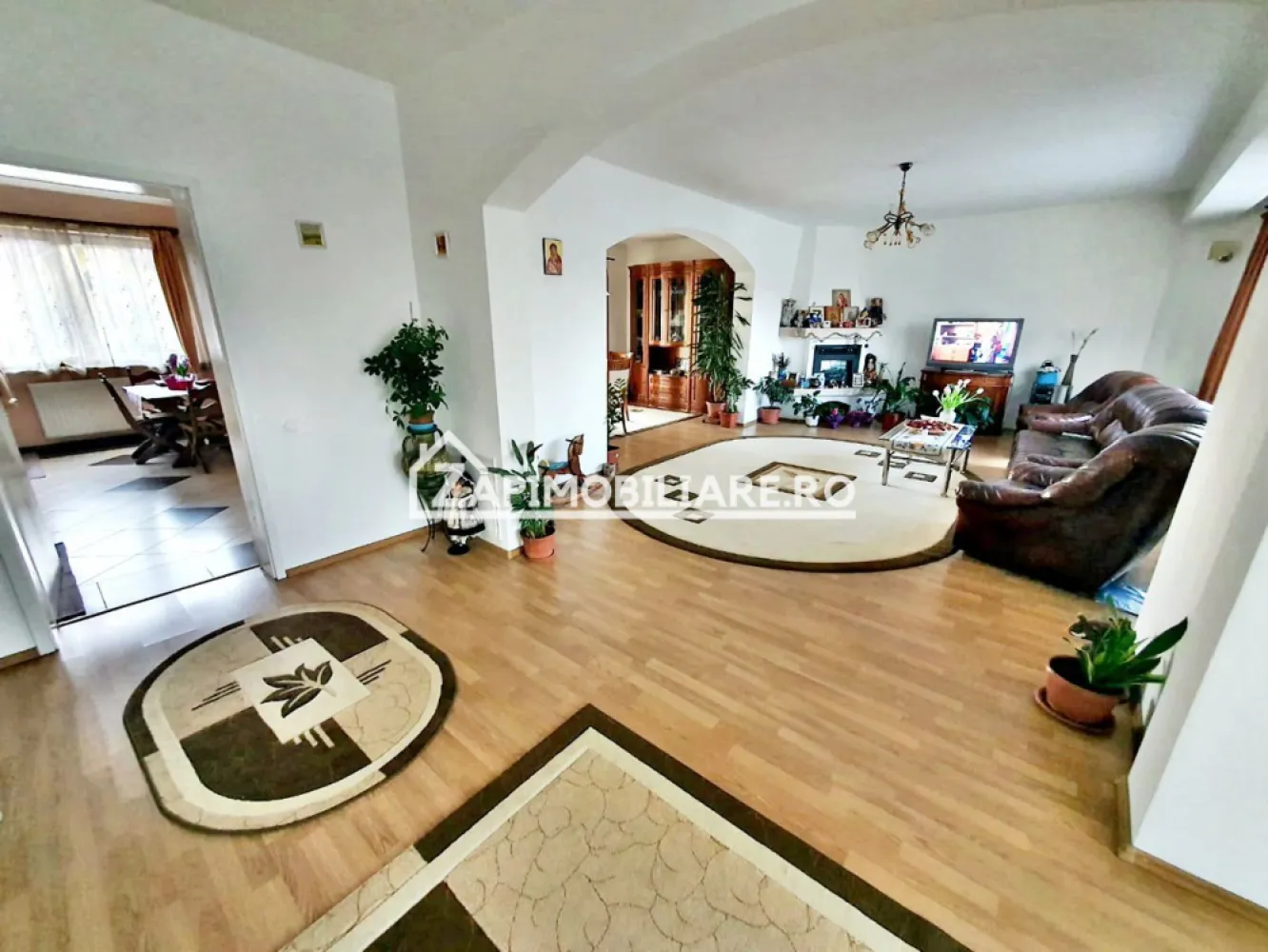Casa 6 camere, 295 mp.utili, 1.000 mp teren, cartier Unirii - Contact 0774048706 Bogdan
De vânzare casă D-P-E, singur în curte 6 camere ,4 bai, situată în cartierul Unirii suprafața utilă de 295 mp. utili, 345 mp.construiti, amplasată pe un teren cu suprafața de 945 mp, 
Compartimentare:
- la demisol 2 garaje, 1 pivnită, 1 baie, 1 sală de sport,1 cameră tehnică
- la parter: 1 living, 1 bucătărie, 1 loc de luat masa,1 cămară,1 baie, 1 terasă
- la etaj:3 dormitoare, 2 băi, 1 dressing, 2 balcoane
Detalii:
- centrală termică, calorifere, geamuri termopan, 
- fundația casei are o adâncime de 1,5 m, pereții sunt din cărămidă, acoperișul de țiglă, izolată cu polistiren de 10 cm.
- pivniță, pod mansardabil, 
- anul construcției 2006
- poarta si usi garaj automatizate
- alarma ,supraveghere video
Utilitați:
- curent, apă, gaz, canalizare
Casa se vinde la cheie, partial mobilată și utilată la prețul de 319.000 Euro negociabil. Comision ZERO!
Contact 0774048706 Bogdan
Daca vă place această ofertă sau pentru alte informații sunați la numărul de contact din anunț! 
Compania Zap Imobiliare vă pune la dispoziție toate actele și documentele necesare alături de asistență și consiliere permanentă până la finalizarea achiziției imobiliare. 
Ne dorim să îți oferim cea mai plăcută experiență, îndeplinim vise cu pereți!