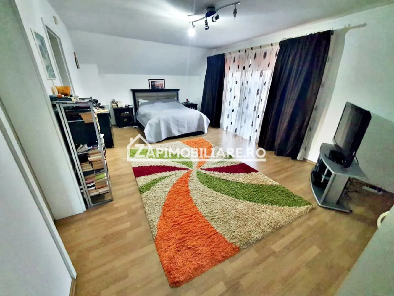 Casa 6 camere, 295 mp.utili, 1.000 mp teren, cartier Unirii - Contact 0774048706 Bogdan
De vânzare casă D-P-E, singur în curte 6 camere ,4 bai, situată în cartierul Unirii suprafața utilă de 295 mp. utili, 345 mp.construiti, amplasată pe un teren cu suprafața de 945 mp, 
Compartimentare:
- la demisol 2 garaje, 1 pivnită, 1 baie, 1 sală de sport,1 cameră tehnică
- la parter: 1 living, 1 bucătărie, 1 loc de luat masa,1 cămară,1 baie, 1 terasă
- la etaj:3 dormitoare, 2 băi, 1 dressing, 2 balcoane
Detalii:
- centrală termică, calorifere, geamuri termopan, 
- fundația casei are o adâncime de 1,5 m, pereții sunt din cărămidă, acoperișul de țiglă, izolată cu polistiren de 10 cm.
- pivniță, pod mansardabil, 
- anul construcției 2006
- poarta si usi garaj automatizate
- alarma ,supraveghere video
Utilitați:
- curent, apă, gaz, canalizare
Casa se vinde la cheie, partial mobilată și utilată la prețul de 319.000 Euro negociabil. Comision ZERO!
Contact 0774048706 Bogdan
Daca vă place această ofertă sau pentru alte informații sunați la numărul de contact din anunț! 
Compania Zap Imobiliare vă pune la dispoziție toate actele și documentele necesare alături de asistență și consiliere permanentă până la finalizarea achiziției imobiliare. 
Ne dorim să îți oferim cea mai plăcută experiență, îndeplinim vise cu pereți!