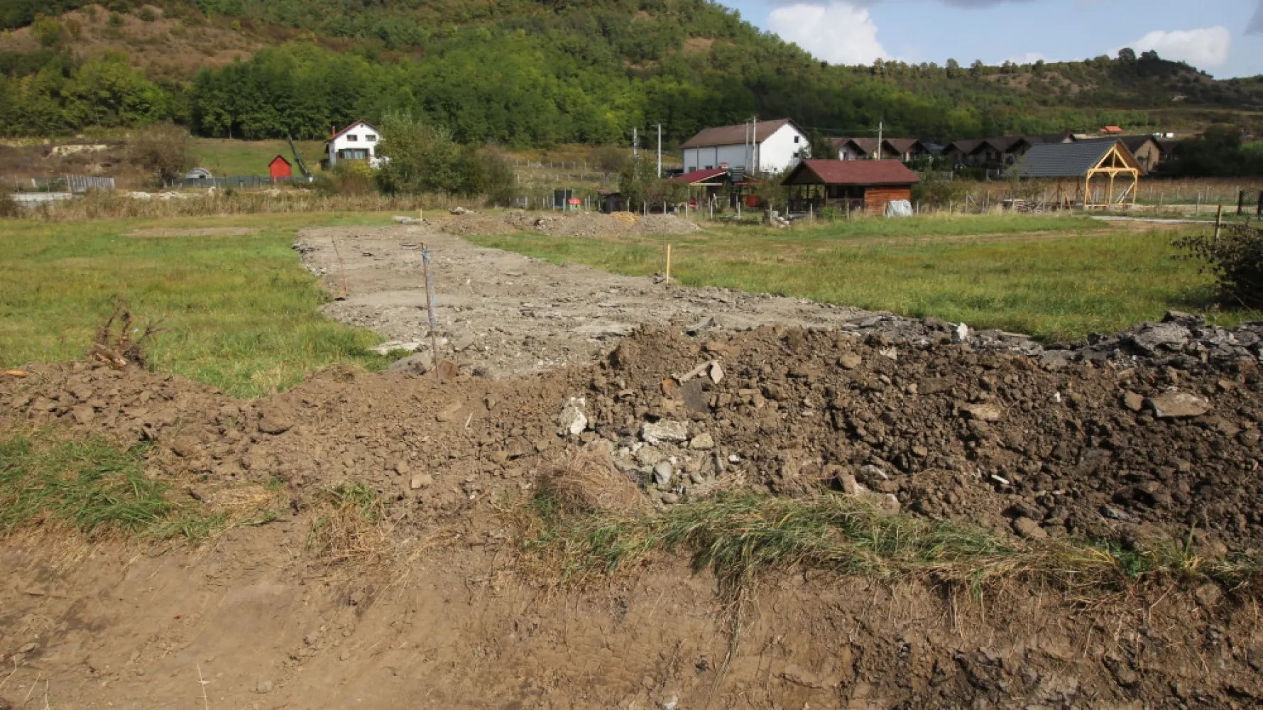 Teren 780 mp, Livezeni cu PUG aprobat recent,asfalt - De vânzare 780 mp.de teren la ieșire din Livezeni pe dreapta 100 m de duplex-urile noi construite,4 km de Lidl,utilități aproape.zona foarte frumoasa și buna pt. construcții case pret 79.000 euro Dacă vă place această ofertă - sau pentru alte informații sunați la numărul de contact din anunț! 0774048706 Bogdan
Drum asfaltat până in fata terenului 
Certificat de urbanism pentru duplex 
Compania Zap Imobiliare vă pune la dispoziție toate informațiile, actele și documentele necesare alături de asistență și consiliere permanentă până la finalizarea achiziției imobiliare. Ne dorim să îți oferim cea mai plăcută experiență.