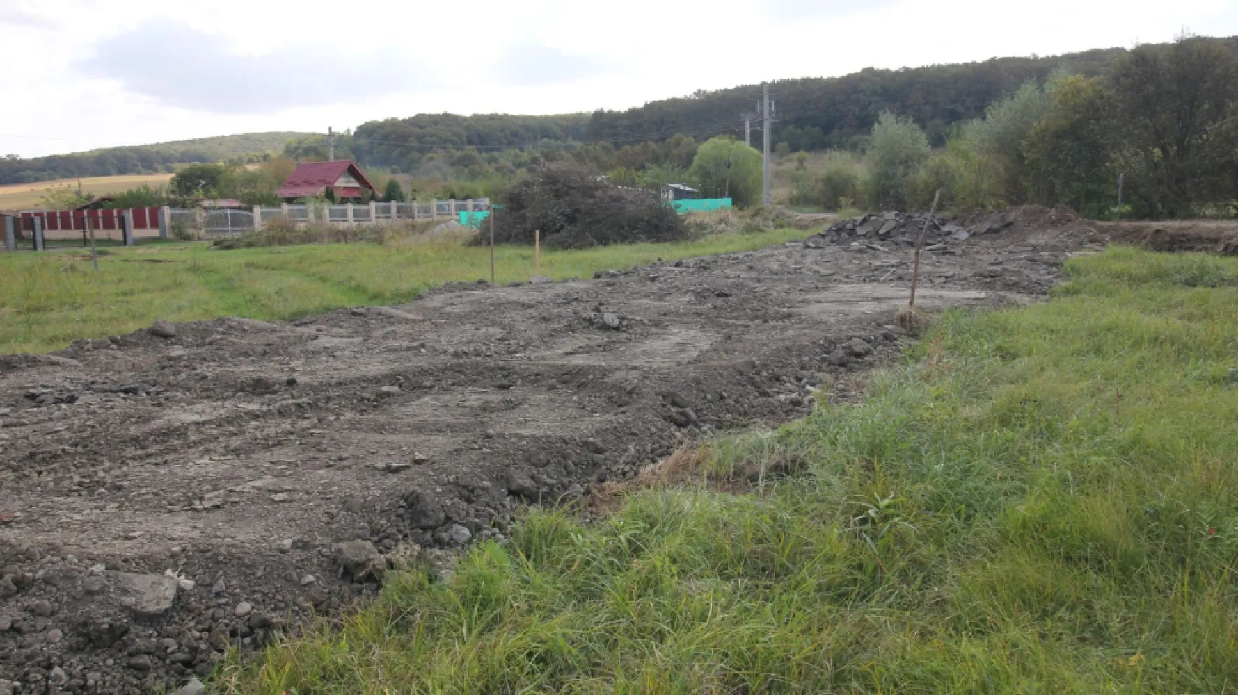 Teren 780 mp, Livezeni cu PUG aprobat recent,asfalt - De vânzare 780 mp.de teren la ieșire din Livezeni pe dreapta 100 m de duplex-urile noi construite,4 km de Lidl,utilități aproape.zona foarte frumoasa și buna pt. construcții case pret 79.000 euro Dacă vă place această ofertă - sau pentru alte informații sunați la numărul de contact din anunț! 0774048706 Bogdan
Drum asfaltat până in fata terenului 
Certificat de urbanism pentru duplex 
Compania Zap Imobiliare vă pune la dispoziție toate informațiile, actele și documentele necesare alături de asistență și consiliere permanentă până la finalizarea achiziției imobiliare. Ne dorim să îți oferim cea mai plăcută experiență.