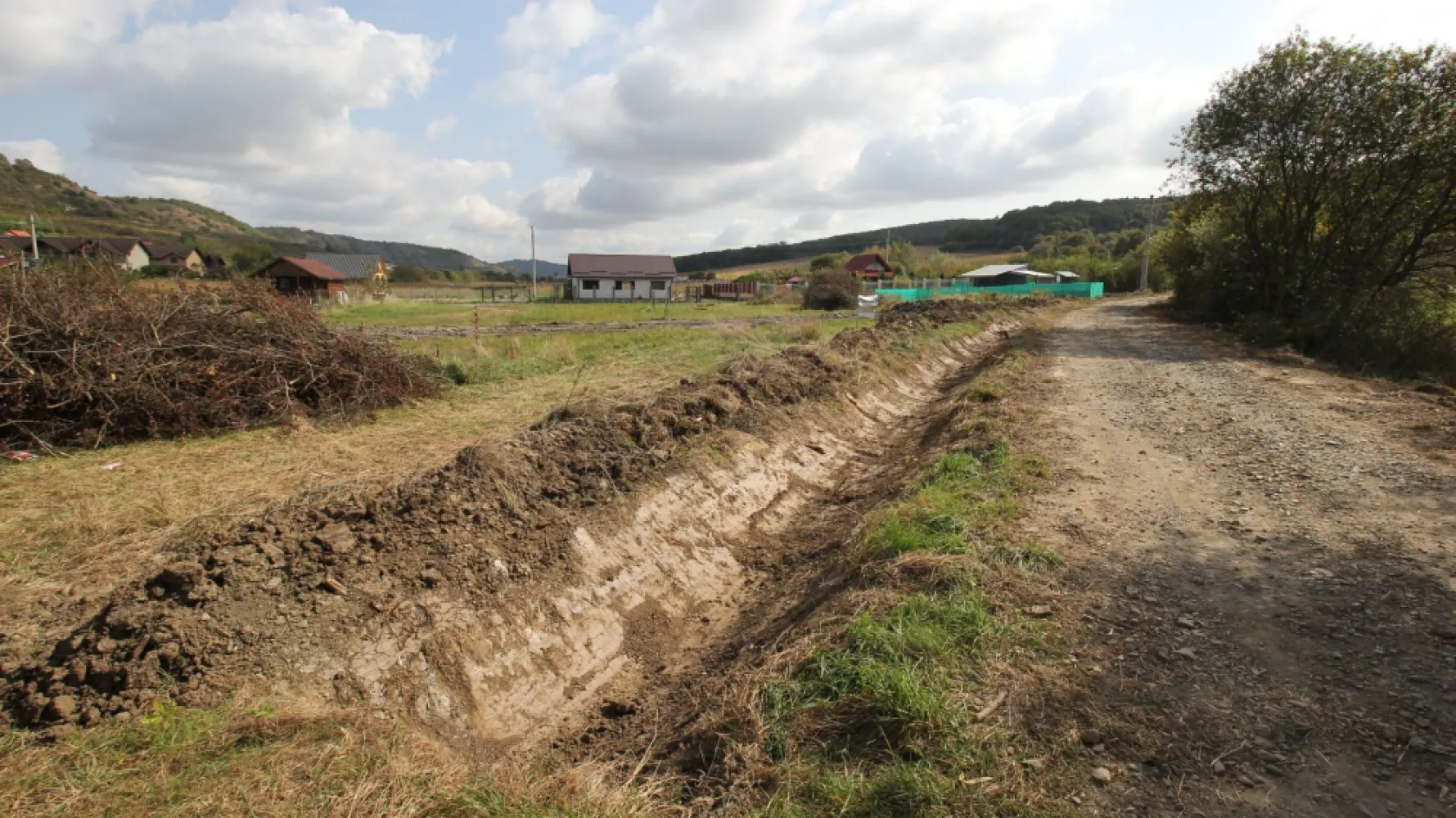 Teren 780 mp, Livezeni cu PUG aprobat recent,asfalt - De vânzare 780 mp.de teren la ieșire din Livezeni pe dreapta 100 m de duplex-urile noi construite,4 km de Lidl,utilități aproape.zona foarte frumoasa și buna pt. construcții case pret 79.000 euro Dacă vă place această ofertă - sau pentru alte informații sunați la numărul de contact din anunț! 0774048706 Bogdan
Drum asfaltat până in fata terenului 
Certificat de urbanism pentru duplex 
Compania Zap Imobiliare vă pune la dispoziție toate informațiile, actele și documentele necesare alături de asistență și consiliere permanentă până la finalizarea achiziției imobiliare. Ne dorim să îți oferim cea mai plăcută experiență.