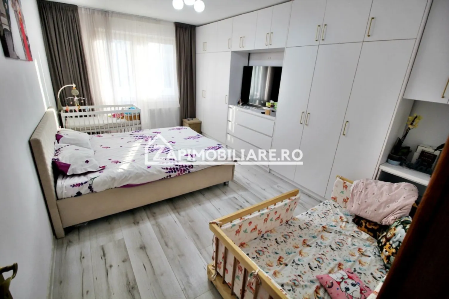 Apartament 2 camere,52 mp, cartier Tudor, mobilat si utilat - Contact 0774048706 Bogdan
De vânzare apartament 2 camere decomandat confort 1, situat în cartierul Tudor, strada Apicultorilor, suprafață utilă de 52 mp, situat la etajul 3 din 4 oferit de Zap Imobiliare 
Detalii: 
- 1 living, 1 dormitor, 1 bucătărie, 1 baie, 1 balcon închis, 1 hol, 1 cămară
- centrală termică, calorifere, geamuri termopan,.
- masina de spalat rufe, frigider, plită pe gaz si cuptor electric 
- usi din lemn stratificat
Proprietatea se află într-o zonă cu un confort deosebit, datorită amplasării în imediata apropiere a tot ceea ce înseamnă viață modernă, și anume: mijloace de transport în comun, magazine, unități de învățământ de toate gradele, piață, parc, bănci, farmacii, s.a.
Locuința se vinde mobilată și utilată la prețul de 117.000 Euro negociabil. Comisionul este ZERO!
Contact 0774048706 Bogdan

Dacă vă place această ofertă - sau pentru alte informații sunați la numărul de contact din anunț! 
Compania Zap Imobiliare vă pune la dispoziție toate informațiile, actele și documentele necesare alături de asistență și consiliere permanentă până la finalizarea achiziției imobiliare. Ne dorim să îți oferim cea mai plăcută experiență, îndeplinim vise cu pereți!