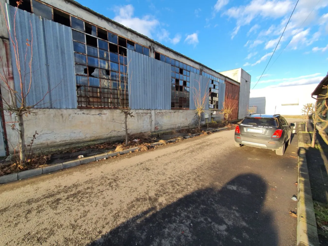Hală + birouri suprafața totală 800 mp - Proprietatea este formată din hală de 600 mp și birouri 200 mp situată în localitatea Târgu Mureș zonă semicentrală

Doritorii pot achiziționa hala la prețul de 269.000 euro, negociabil sau o pot închiria la prețul de 1.000 euro/pe lună.

-----------------------------------------------------------------------------------------------------------------------------------------
Daca vă place această ofertă sau pentru alte informații sunați la numărul de contact din anunț! 0774048706
Compania Zap Imobiliare vă pune la dispoziție toate actele și documentele necesare alături de asistență și consiliere permanentă până la finalizarea achiziției imobiliare.
Ne dorim să îți oferim cea mai plăcută experiență, îndeplinim vise cu pereți!