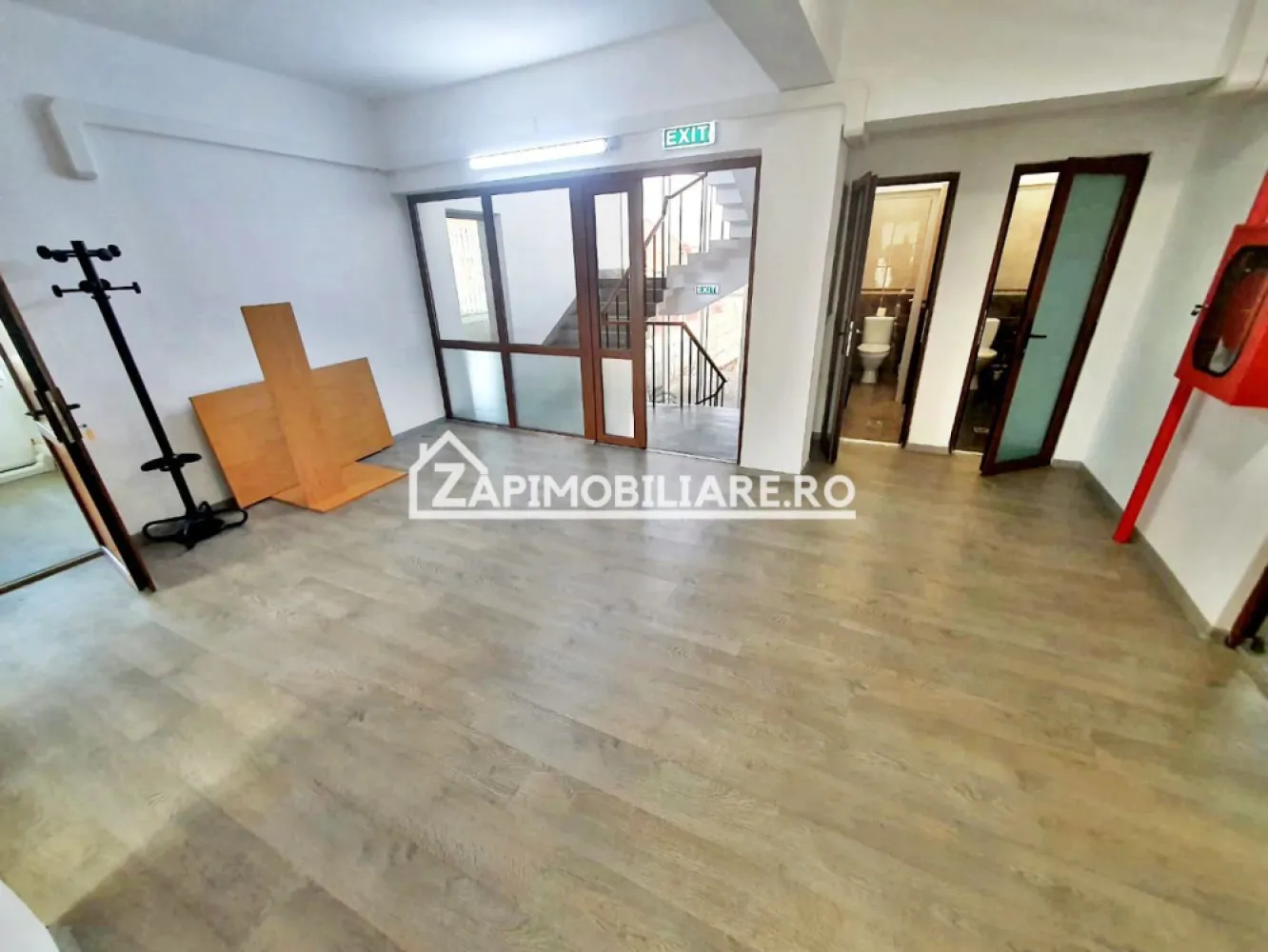 Spatii birouri,recent renovate si mobilate - De închiriat 9 birouri în zona Mureșeni strada Dezdrobirii cu o suprafața utilă de 250 mp./ etaj
Detalii:
Birourile se afla la etajul 1 toate birourile fiind renovate recent.
- centrală termică, calorifere, geamuri termopan.
- 2 băi
- locuri de parcare în curte
- aer conditionat in fiecare birou
- bucătărie mobilată si utilată

Birourile se pot închiria la prețul de 5 euro mp .
-prețul de 5 euro/mp valabil dacă se închiriază tot etajul 
Comisionul perceput de agenție este de 50% din valoarea primei chirii.Și se percepe o singură dată!
--------------------------------------------------------------------------------------------------------------------------------
Acest anunț nu corespunde cerințelor tale? Sună la numărul afișat în anunț și unul dintre agenții noștri te va ajuta cu alte oferte personalizate în funcție de cerințele tale. 0774048706 Bogdan