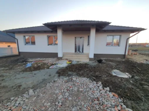 Casă la cheie pe 1 nivel 4cam. 2 bai,1 dresing 650 mp. teren