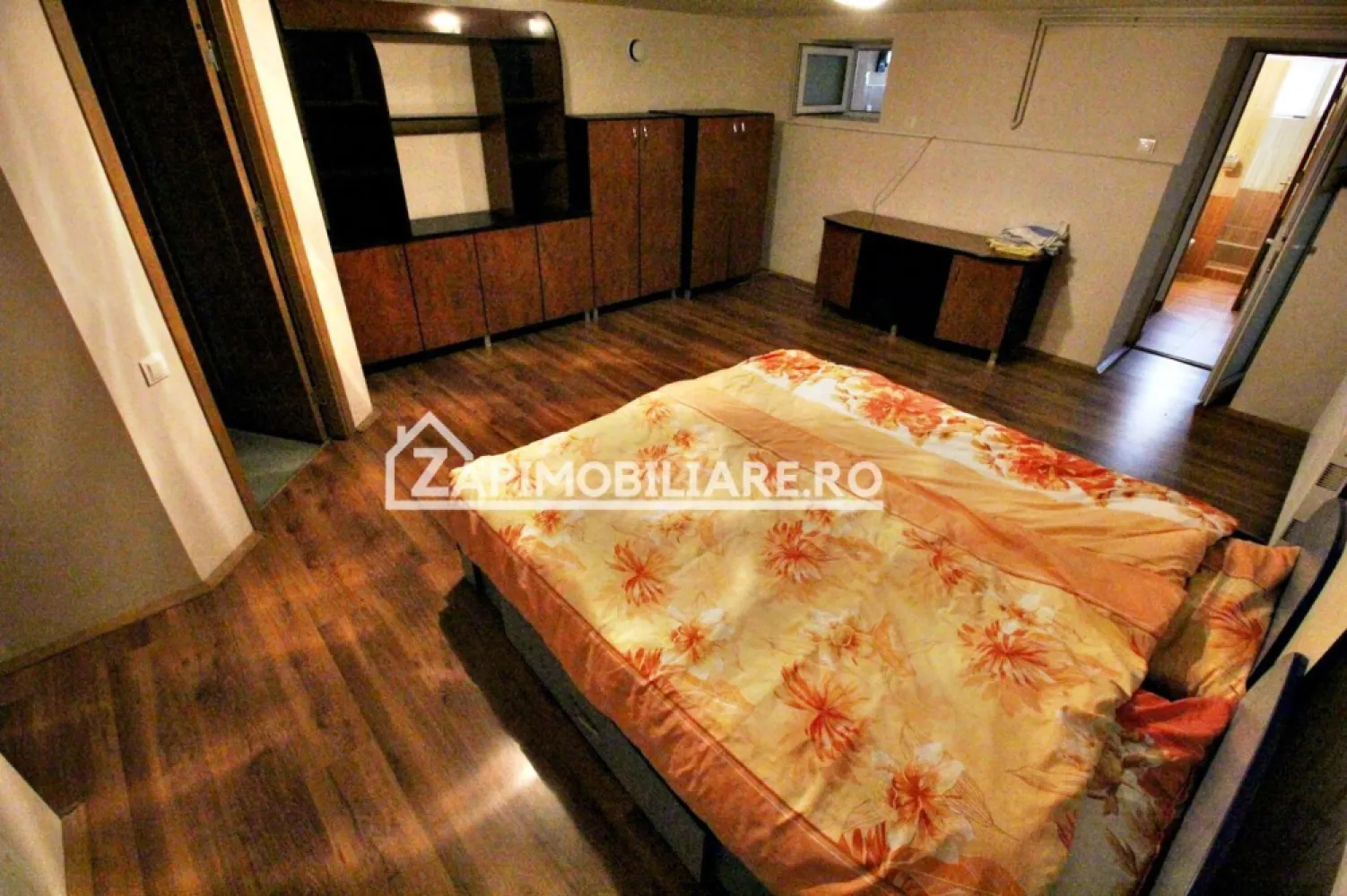 Apartament 4 camere la casă de închiriat,zona Platou - Descriere:
De închiriat apartament 4 camere decomandat confort 1 , situat în zona Platou ,strada Borzesti, suprafață utilă de 100 mp, situat la parter oferit de Zap Imobiliare, 
Detalii: 
- 1 living, 3 dormitoare, 1 hol, 1 bucătărie, 2 băi,
- centrală termică, calorifere, geamuri termopan, 

Proprietatea se află într-o zonă cu un confort deosebit, datorită amplasării în imediata apropiere a tot ceea ce înseamnă viață modernă, și anume: mijloace de transport în comun, magazine, unități de învățământ de toate gradele, piață, parc, bănci, farmacii, s.a.
Locuința se închiriază mobilată și utilată la prețul de 550 Euro negociabil. 
-----------------------------------------------------------------------------------------------------------------------------------------
Comisionul perceput este de 50% din valoarea primei chirii.Și se percepe o singură dată!
Acest anunț nu corespunde cerințelor tale? Sună la numărul afișat în anunț și unul dintre agenții noștri te va ajuta cu alte oferte personalizate în funcție de cerințele tale.