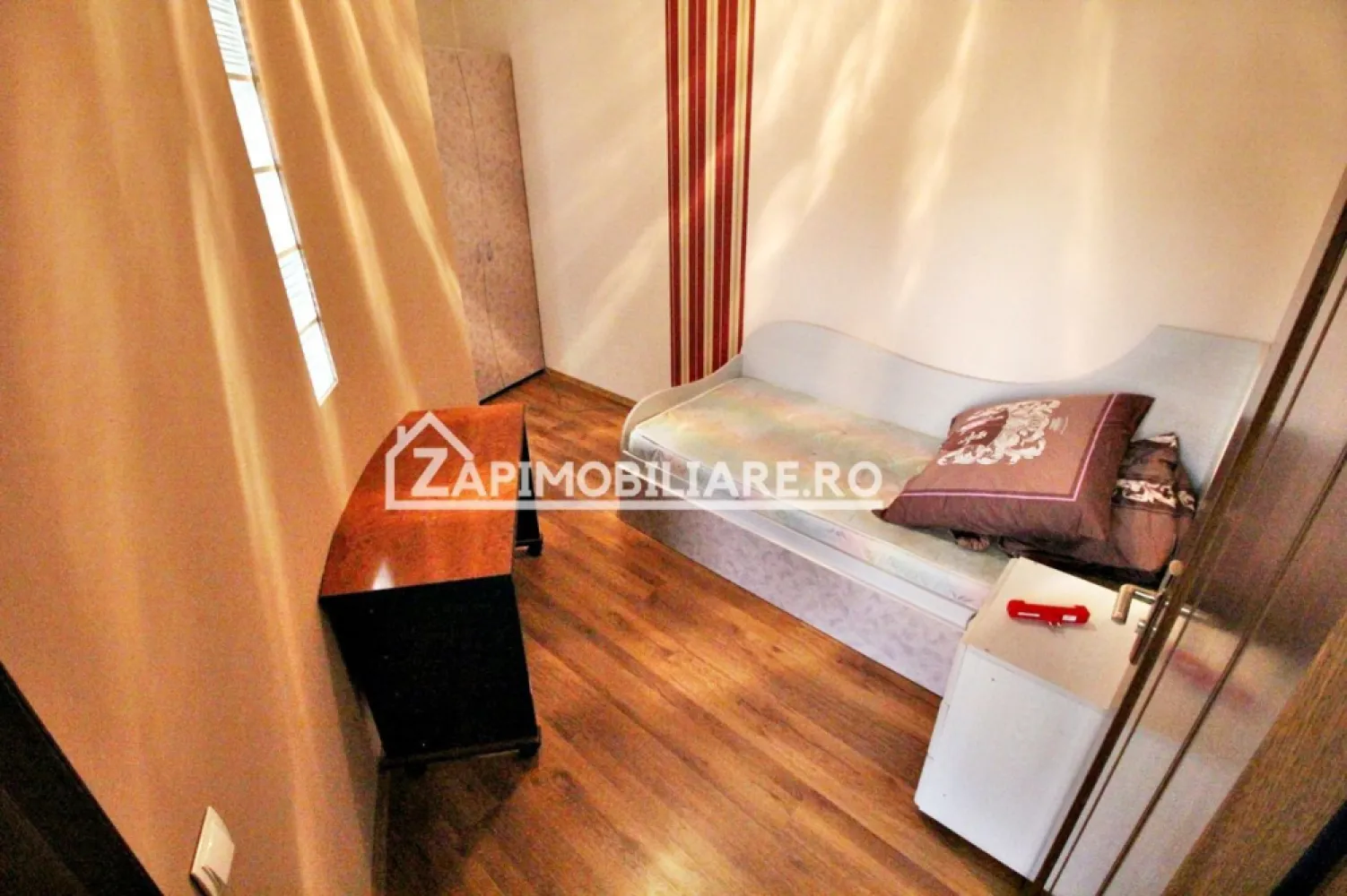 Apartament 4 camere la casă de închiriat,zona Platou - Descriere:
De închiriat apartament 4 camere decomandat confort 1 , situat în zona Platou ,strada Borzesti, suprafață utilă de 100 mp, situat la parter oferit de Zap Imobiliare, 
Detalii: 
- 1 living, 3 dormitoare, 1 hol, 1 bucătărie, 2 băi,
- centrală termică, calorifere, geamuri termopan, 

Proprietatea se află într-o zonă cu un confort deosebit, datorită amplasării în imediata apropiere a tot ceea ce înseamnă viață modernă, și anume: mijloace de transport în comun, magazine, unități de învățământ de toate gradele, piață, parc, bănci, farmacii, s.a.
Locuința se închiriază mobilată și utilată la prețul de 550 Euro negociabil. 
-----------------------------------------------------------------------------------------------------------------------------------------
Comisionul perceput este de 50% din valoarea primei chirii.Și se percepe o singură dată!
Acest anunț nu corespunde cerințelor tale? Sună la numărul afișat în anunț și unul dintre agenții noștri te va ajuta cu alte oferte personalizate în funcție de cerințele tale.