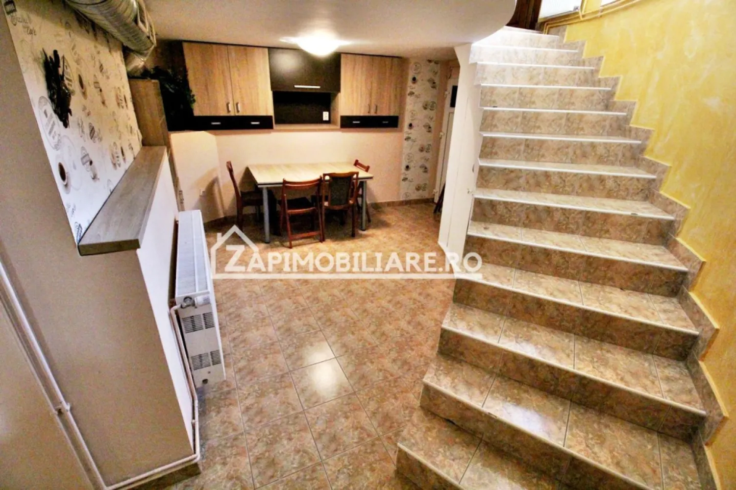 Apartament 4 camere la casă de închiriat,zona Platou - Descriere:
De închiriat apartament 4 camere decomandat confort 1 , situat în zona Platou ,strada Borzesti, suprafață utilă de 100 mp, situat la parter oferit de Zap Imobiliare, 
Detalii: 
- 1 living, 3 dormitoare, 1 hol, 1 bucătărie, 2 băi,
- centrală termică, calorifere, geamuri termopan, 

Proprietatea se află într-o zonă cu un confort deosebit, datorită amplasării în imediata apropiere a tot ceea ce înseamnă viață modernă, și anume: mijloace de transport în comun, magazine, unități de învățământ de toate gradele, piață, parc, bănci, farmacii, s.a.
Locuința se închiriază mobilată și utilată la prețul de 550 Euro negociabil. 
-----------------------------------------------------------------------------------------------------------------------------------------
Comisionul perceput este de 50% din valoarea primei chirii.Și se percepe o singură dată!
Acest anunț nu corespunde cerințelor tale? Sună la numărul afișat în anunț și unul dintre agenții noștri te va ajuta cu alte oferte personalizate în funcție de cerințele tale.