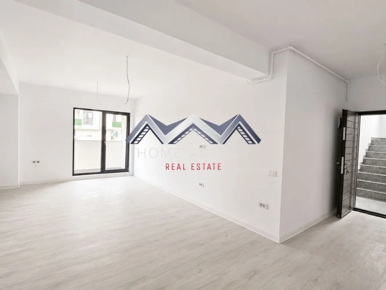 Apartament 2 camere Otopeni | parter înalt + terasă | parcare subterană - Achiziția se realizează direct de la dezvoltator, fără perceperea vreunui comision din partea cumpărătorului. Oferim consultanță gratuită pe întreaga durată a procesului de achiziție, asigurând suport specializat la fiecare etapă. De asemenea, la solicitare, punem la dispoziție servicii de brokeraj financiar, fără costuri suplimentare, pentru identificarea celor mai avantajoase soluții de finanțare adaptate nevoilor dumneavoastră.

Vă propunem, spre vânzare, un apartament cu 2 camere modern, în suprafață utilă de 49,63 mp, situat la parter (înalt) într-un bloc nou cu regim mic de înălțime (D+P+3M), în zona centrală a orașului Otopeni, ideal pentru locuință sau ca investiție.

Prețul afișat include TVA și un loc de parcare subteran. Pozele sunt reale.

Imobilul impresionează prin compartimentarea inteligentă. Living-ul și bucătăria open space, în suprafață de 28.23 mp utili, oferă un spațiu aerisit și luminos, perfect pentru petrecerea timpului liber, socializare sau cine cu prietenii. Zona de zi beneficiază de acces direct spre terasa de 8,49 mp, orientată spre Est, oferind lumină naturală dimineața și un spațiu plăcut pentru relaxare pe tot parcursul zilei. Dormitorul este foarte confortabil, intim și luminos, având acces spre terasă de asemenea, ceea ce creează un flux natural între spațiul interior și cel exterior.

Holul de acces este foarte generos și permite amenajarea unor spații de depozitare suplimentare, inclusiv un dressing practic, pentru o organizare eficientă a locuinței. Baia este modernă, cu duș walk-in și fereastră, oferind confort și funcționalitate, cu un design care maximizează lumina naturală.

Apartamentul se predă complet finisat, cu parchet, gresie, faianță și baie utilată, gata pentru a fi personalizat după gustul viitorului proprietar. Confortul termic este asigurat de centrală proprie și încălzire prin pardoseală, o soluție modernă ce distribuie căldura uniform și contribuie la reducerea costurilor de întreținere. Imobilul este racordat la toate utilitățile publice – apă, gaze, electricitate și canalizare.

Poziționarea este excelentă: apartamentul se află aproape de piață, supermarketuri, restaurante, farmacii și școală, iar transportul public este la câțiva pași. Accesul către DN1, Centura București și Aeroportul Henri Coandă este rapid și facil. În viitor, zona va fi deservită și de stația de metrou, ceea ce crește valoarea investiției și confortul locuirii.

📞 Programează acum o vizionare!