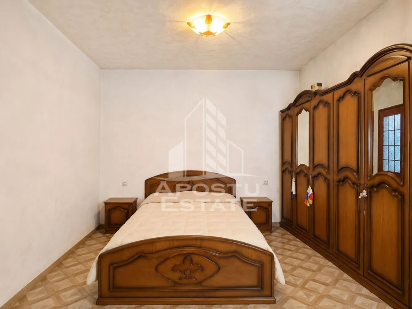Apartament zona centrala - APOSTU ESTATE va propune spre vanzare apartament spatios de vanzare, situat ultracentral, la parterul unui imobil bine pozitionat, ideal atat pentru locuit, cat si pentru investitie.

Locuinta are o suprafata construita de 100 mp si este compartimentata practic in 2 camere generoase, bucatarie, baie si boxa pentru depozitare.

Apartamentul este dotat cu centrala termica proprie si beneficiaza de toate electrocasnicele necesare pentru un confort imediat: aragaz, hota, cuptor cu microunde, frigider si masina de spalat rufe.

Amplasarea in centrul orasului ofera acces rapid la institutii, magazine, restaurante, mijloace de transport si toate punctele de interes urban.

O proprietate potrivita pentru cei care isi doresc confort, accesibilitate si o locatie excelenta in inima orasului.

Pentru mai multe detalii sau pentru programarea unei vizionari, echipa Apostu Estate va sta cu profesionalism si promptitudine la dispozitie dumneavoastra.
CP3161933