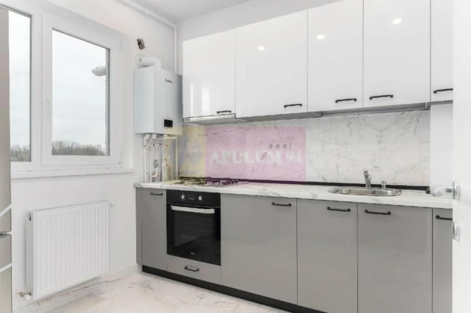 GARSONIERA/Finisaje premium/ Bloc nou - Agentia Imobiliara Apulum 94 ,
vă ofera spre vânzare o garsoniera finisata premium, situata într-un imobil modern cu regim de înălțime P+6E+7 retras.
Garsoniera este poziționata la etajul 5 din 7, are vedere spre Sud, beneficiază de lumină naturală echilibrată și se predă la cheie, cu predare imediată, fiind ideala atât pentru locuire, cât și pentru investiție.
✨Finisaje și dotări:
🔑Ușă de intrare Megadoor, lățime 100 cm – siguranță și design premium.
🚪Uși interioare PINUM, finisaj modern.
🪟Tâmplărie exterioară Salamander – 5 camere, izolație termică și fonică superioară
🚰🛁Bucătărie și baie placate cu marmură, echipate cu spoturi de iluminat încastrate
🚿Obiecte sanitare KOLO
🚿Baterii GROHE
🪵Parchet EGGER, 8 mm, trafic intens, durabil și elegant
🔥Centrală termică proprie pe gaz IMMERGAS
Utilități:
Apartamentul este conectat la toți furnizorii de utilități:
Statie STB, in fata complexului