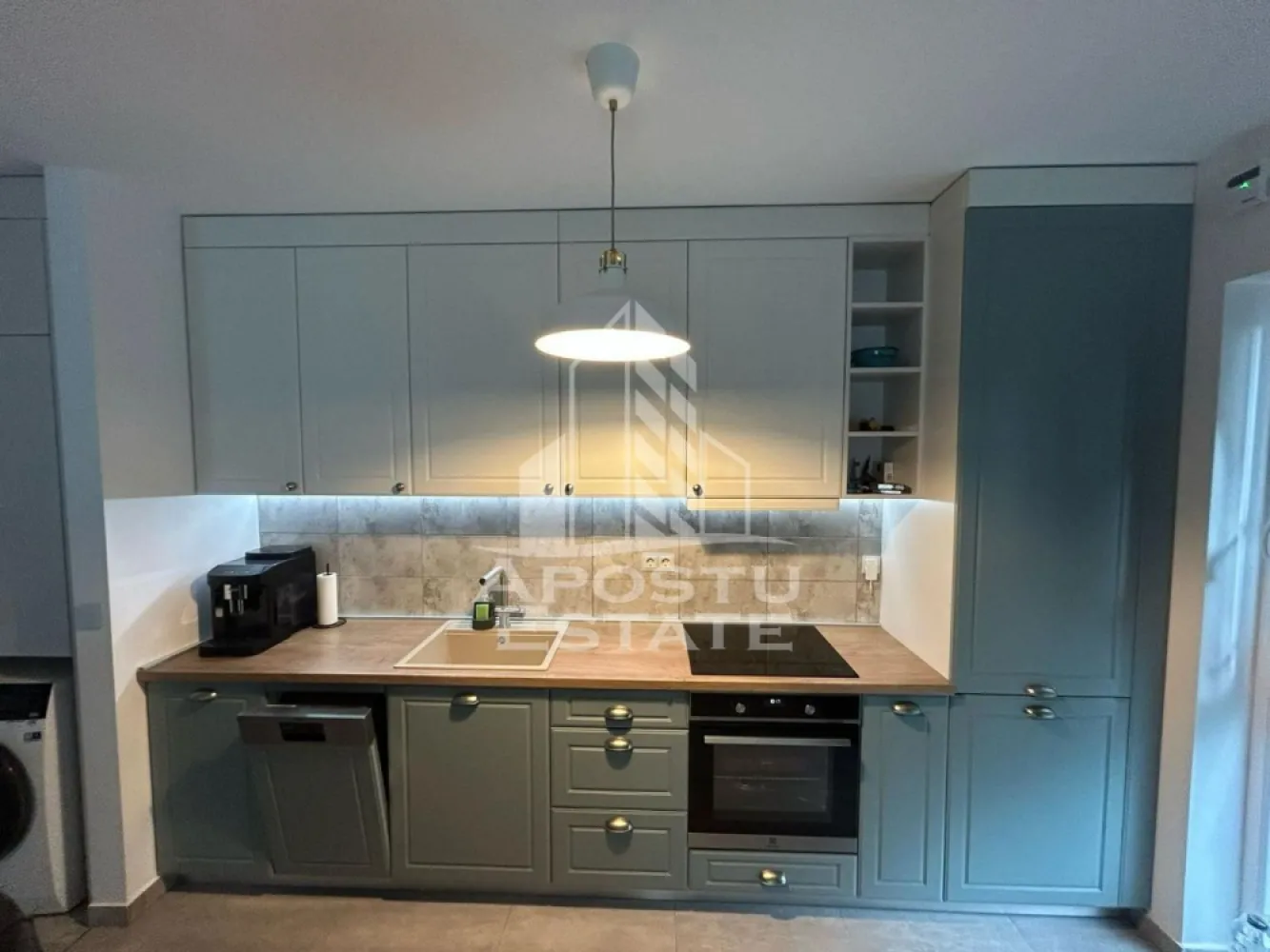 Apartament cu 2 camere, de inchiriat, zona Lipovei, Parcare - Agentia imobiliara APOSTU ESTATE va propune spre inchiriere un apartament cu 2 camere, situat in Timisoara, in zona Lipovei, o zona linistita si bine pozitionata, potrivit pentru cupluri,familii, sau studenti care isi doresc o locuinta unde sa se simta confortabil si cu acces facil catre scoli, statii de autobuz, supermarketuri , magazine de zona, parcuri.

Suprafata utila: 50 mpu
Compartimentare eficienta:
-Hol de acces generos.
-Living room luminos cu acces catre terasa si curtea proprie.
-Bucatarie deschisa, mobilata si utilata.
-Dormitor matrimonial.
-Baie cu cada.

Confort si facilitati:
-Incalzirea apartamentului: Pardoseala, Centrala proprie.
-Apartamentul este complet mobilat si utilat.
- Nu accepta animale de companie de catre proprietar.

Localizare:
-Timis, Timisoara, zona Lipovei, acces facil : Jysk, Farmacia Dona, Amazonia Aquapark.

Ideal pentru:
-Cupluri.
-Persoane singure.
-Familii.

Disponibilitate: Disponibil din 01.08.2026, dar se pot face vizionari pana atunci, imobilul poate sa fie rezervat.
Pret chirie lunara: 600 euro.
Programeaza o vizionare pentru a-ti putea imagina viitorul aici!
ID intern: CP3162085