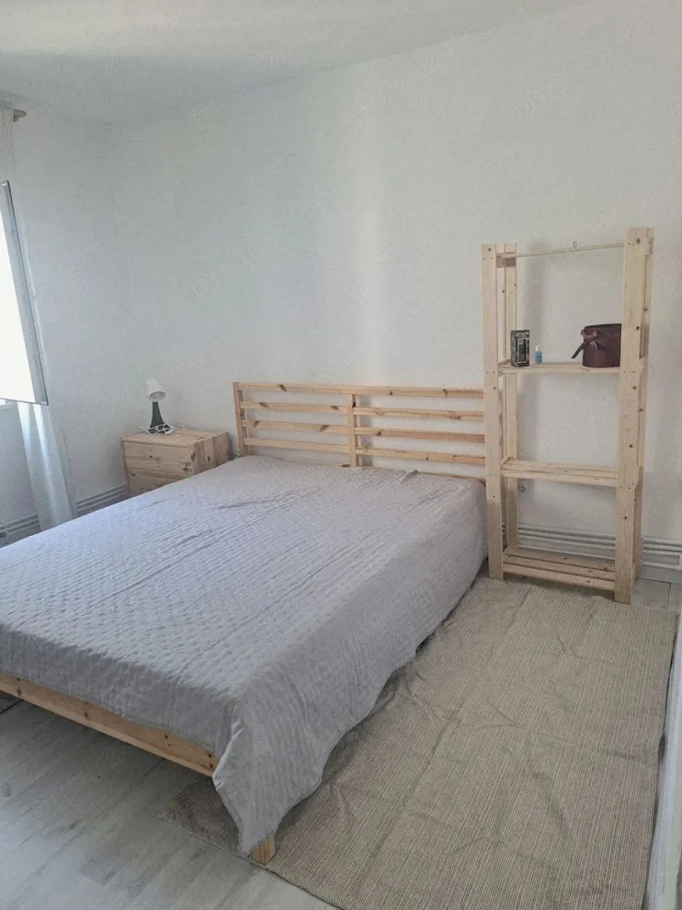 De inchiriat apartament 2 camere, Piața Centrală, et. 4, renovat, 450 eur - Se închiriază pe termen lung (minimum 12 luni) apartament cu 2 camere decomandat, având o suprafață de 56 mp, situat în zona Piața Centrală, etaj 4, într-un bloc construit în 1991.
Apartamentul este complet renovat, foarte luminos, cu vedere deschisă și beneficiază de loc de parcare. Este la prima închiriere, totul fiind pregătit pentru confortul viitorilor chiriași.
- Prima închiriere
- Renovat complet
- Loc de parcare
- Facturi foarte mici la întreținere
- Contorizare separată pentru apă și gaze
- Disponibil imediat
Un avantaj important îl reprezintă costurile reduse la utilități și întreținere, datorită contorizării separate la apă și gaze.
Poziția este excelentă, la doar câteva minute de Universitatea „Dunărea de Jos”, centrul orașului, stații de transport public, magazine, restaurante și alte puncte de interes. Este locuința ideală pentru studenți, masteranzi, doctoranzi, profesori, medici rezidenți sau tineri profesioniști.
 Chirie: 450 €/lună
 Garanție: 450 €
Se percepe comision de intermediere.
 Telefon: 0741.030.291, Marilena, Agentia Mag Invest.