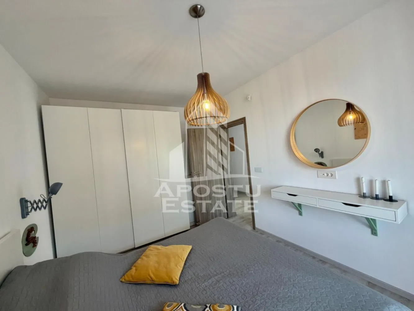 Apartament cu 2 camere de inchiriat, Torontal, Complex IRIS, Timisoara - Agentia imobiliara APOSTU ESTATE va propune spre inchiriere intr-un bloc nou cu lift un apartament cu 2 camere spatios si luminos, situat in Timisoara, zona Calea Torontalului ( blocurile IRIS), ca punct de reper apropiat cladirea VOX. Acest apartament se preteaza pentru cupluri sau persone singure care isi doresc o locuinta primitoare si confortabila.
Etaj: 6/9 (Lift)
Suprafata utila: 65 mp

Compartimentare eficienta:
-Bucatarie deschisa complet mobilata si utilata, cu loc de luat masa
-Living luminos si spatios
-Dormitor complet mobilat si utilat
-Baie prevazuta cu dus walk-in

Confort si facilitati:
-Loc de parcare inclus in pret
-Masina de spalat rufe
-Masina de spalat vase
-Aer conditionat
-Doua balcoane
-Incalzirea apartamentului: centrala proprie (incalzire prin pardoseala)

Localizare:
-Timis, Timisoara, zona Torontalului, proximitatea Facultatea de Agronomie, VOX

Ideal pentru:
-Persoane singure
-Cupluri

Disponibilitate: imediata
Pret chirie lunara: 650 EURO
Programeaza o vizionare pentru a-ti putea imagina viitorul aici!
ID intern: CP3162112
