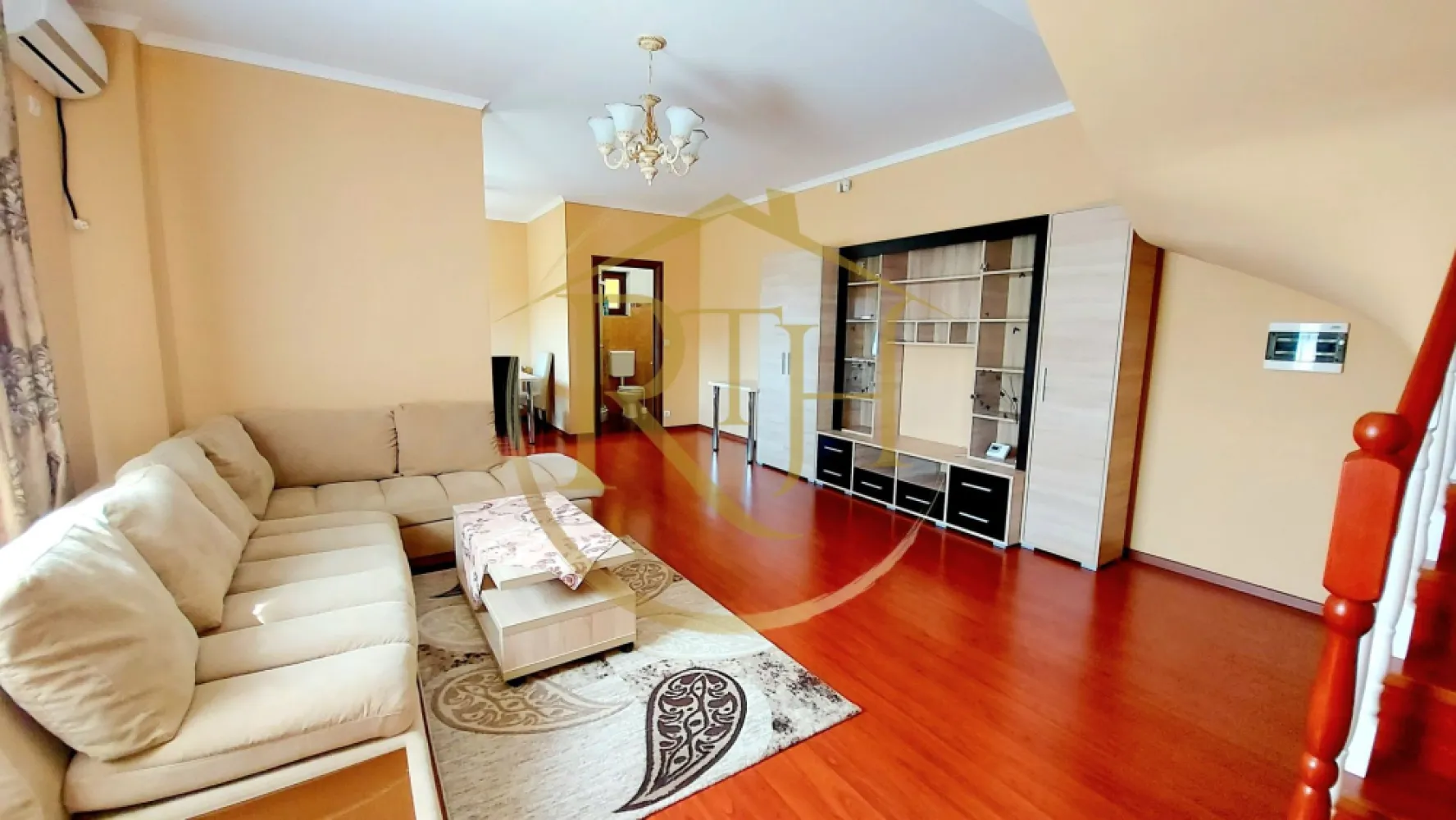 Oferim spre inchiriere casa-duplex,4 camere,Dumbravita aproape de Lidl - Vă propunem spre închiriere o locuință tip duplex, amplasată într-o zonă deosebit de avantajoasă din Dumbrăvița, pe o stradă asfaltată, la doar câțiva pași de Lidl și cu acces rapid către principalele artere ale orașului. Proprietatea se remarcă prin compartimentarea eficientă, spațiile generoase și amenajarea modernă, oferind confortul necesar unei familii.

Parterul este conceput pentru a asigura o zonă de zi luminoasă și primitoare, fiind compus din hol de acces, living open-space cu bucătărie complet utilată și ieșire directă pe terasa acoperită, un dormitor cu pat matrimonial și o baie dotată cu cabină de duș.
Etajul găzduiește două dormitoare spațioase, dintre care unul beneficiază de balcon propriu, o baie echipată cu cadă și mașină de spălat, precum și un dressing generos, ideal pentru organizare.
Locuința este complet mobilată și utilată cu electrocasnice moderne: frigider, aragaz, hotă, mașină de spălat rufe, precum și trei aparate de aer condiționat pentru confort termic optim pe tot parcursul anului. Încălzirea se realizează prin centrală termică pe gaz și calorifere.
Exteriorul este amenajat cu gazon prevăzut cu sistem de irigare automatizat, pomi fructiferi, terasă acoperită, zonă pentru grătar și spațiu de depozitare – un cadru perfect pentru relaxare și activități în aer liber.

Se închiriază exclusiv unei familii sau unui grup de maximum patru persoane, cu mențiunea că nu sunt acceptate animalele de companie. 
Pentru vizionare online, accesați linkul: https://youtu.be/3aoP7TwFYHw?feature=shared .

Preț chirie: 850 euro/lună
Garanție: 850 euro
Se percepe comision agentie .
Proprietatea este reprezentată în exclusivitate de RealTimHouse.ro – Un pas spre un loc doar al tău!